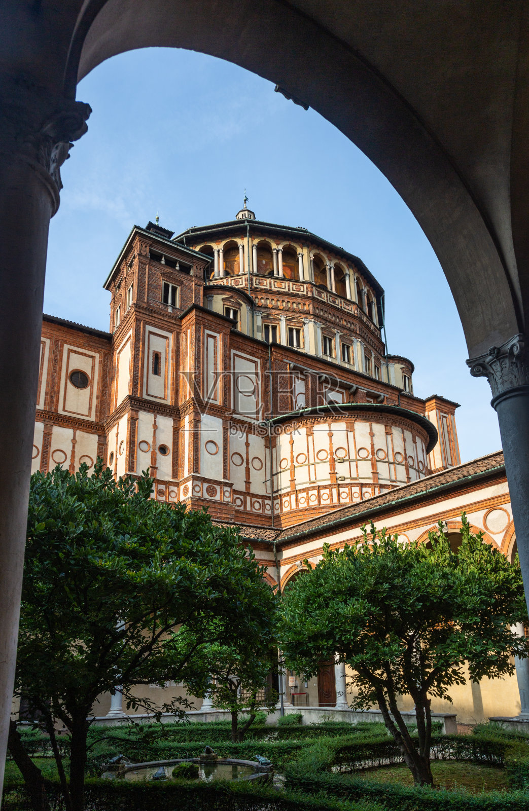 从意大利米兰的拱门看过去的长方形教堂照片摄影图片