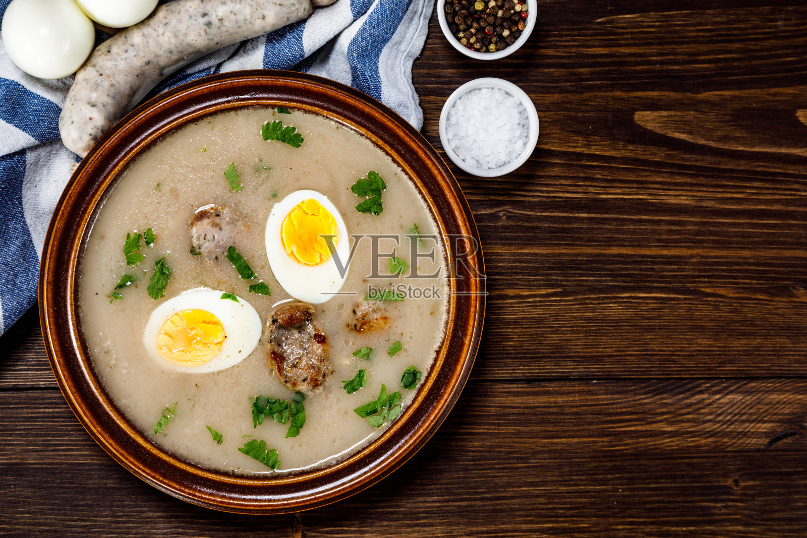 木桌上的酸黑麦汤照片摄影图片