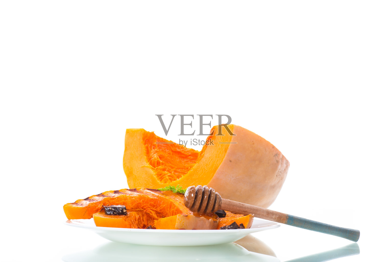 烤熟的甜南瓜，在盘子里加蜂蜜照片摄影图片