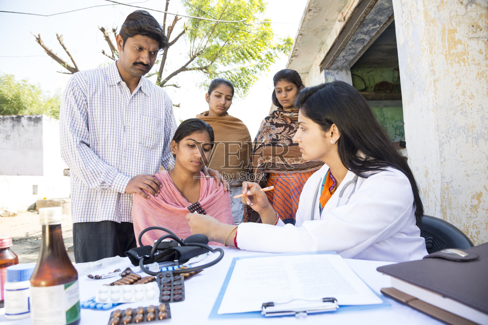 在村里做社会服务的医生照片摄影图片