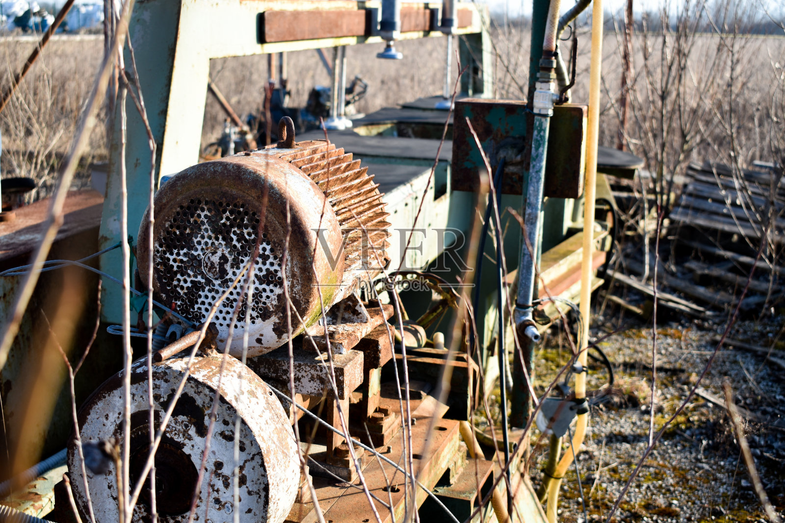 旧旧生锈的金属石材加工机照片摄影图片