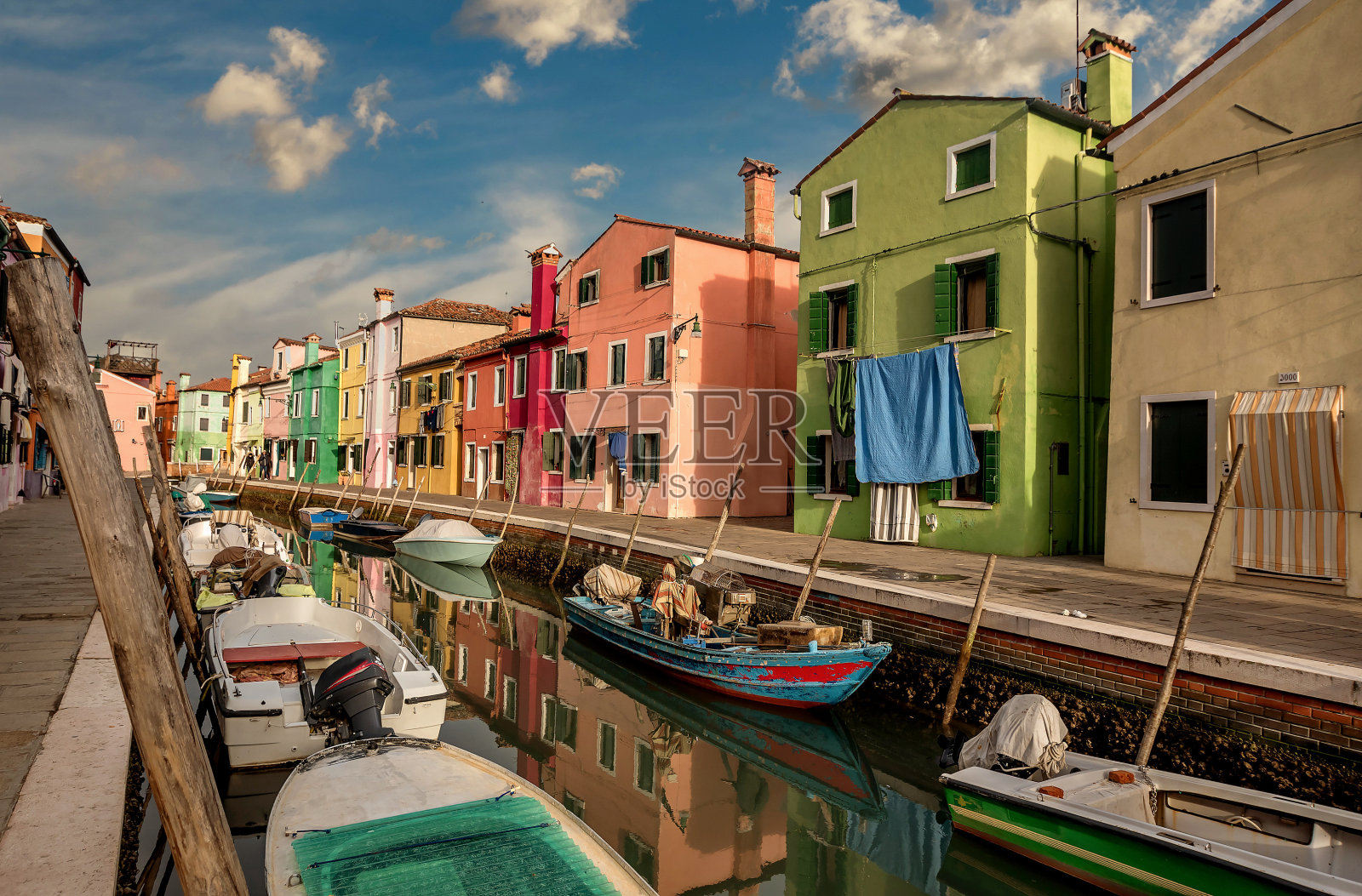 在威尼斯附近的布拉诺岛上，典型的彩色房屋景观照片摄影图片