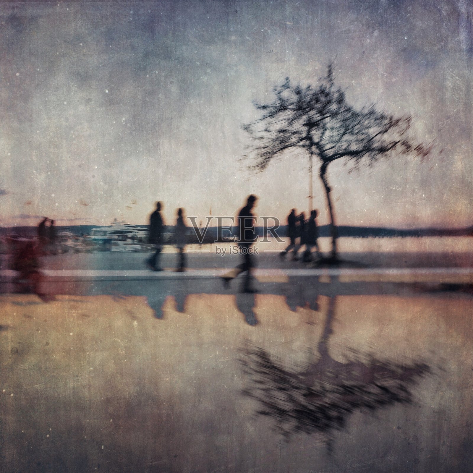 模糊的反射视线的人走在街上和树照片摄影图片