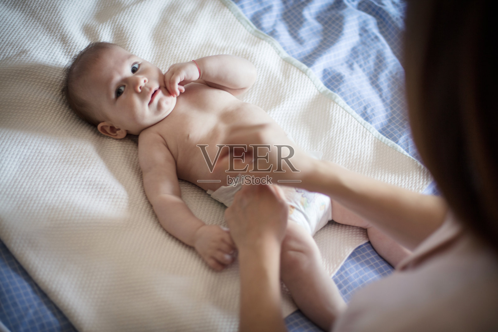 我妈妈尽她所能的关心我。照片摄影图片