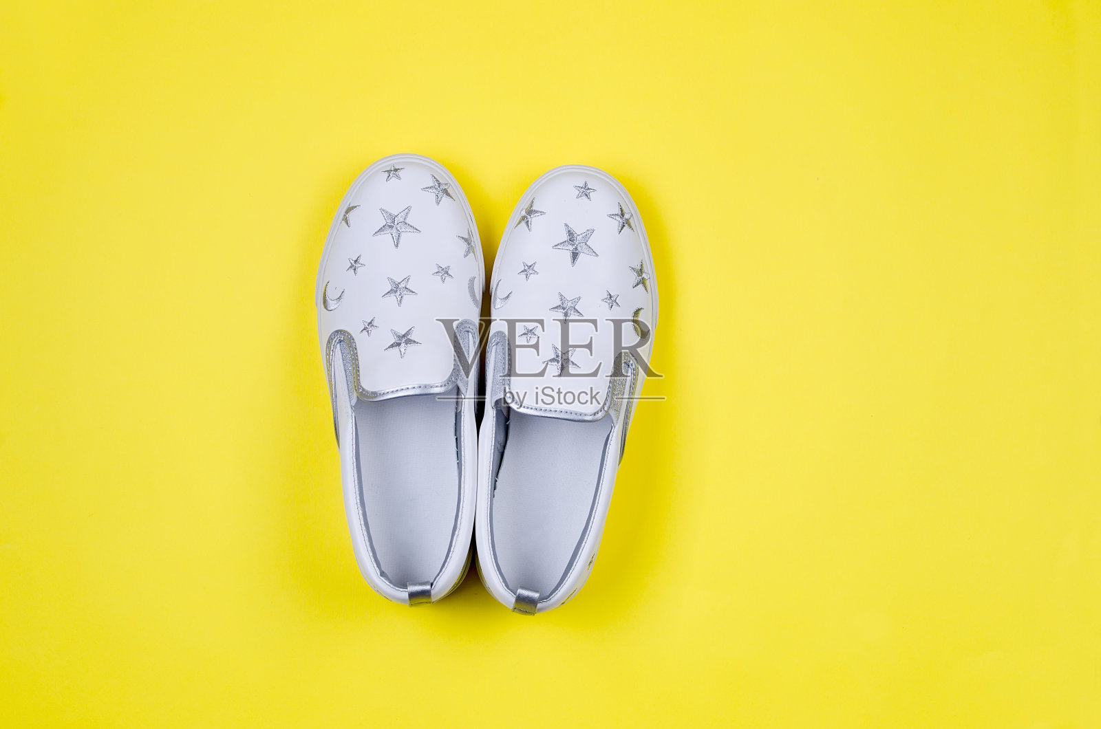 女性或青少年时尚，白色拖鞋照片摄影图片