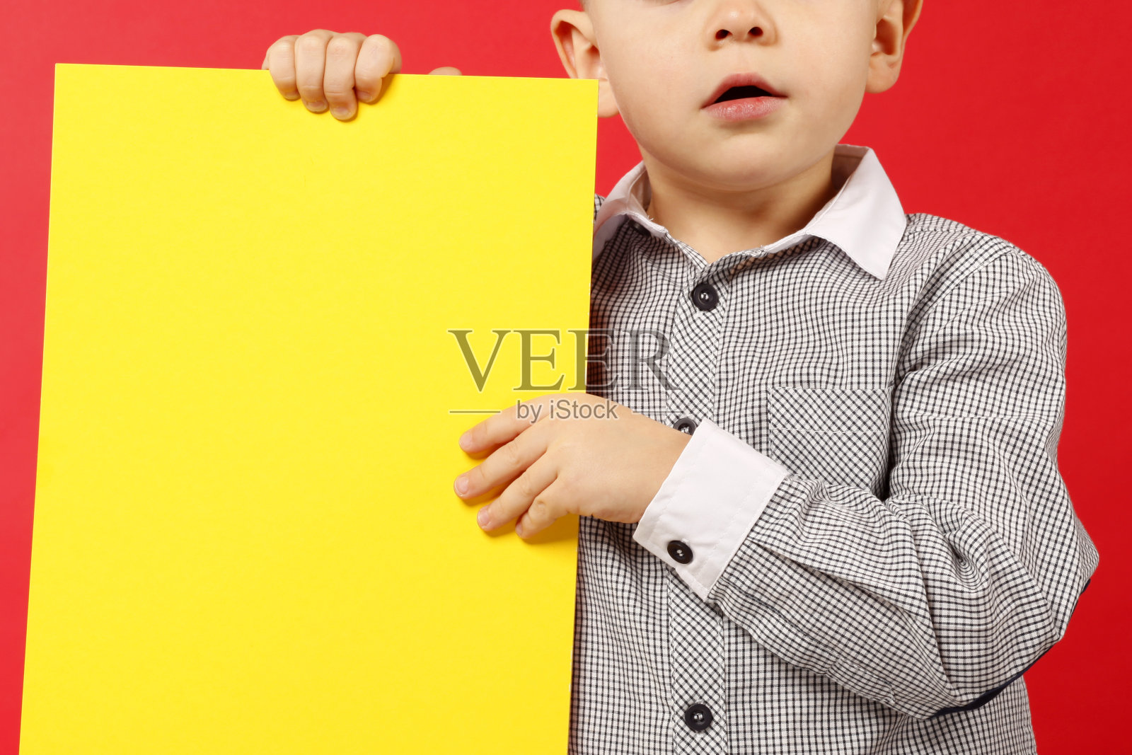 4岁的小男孩拿着黄牌照片摄影图片