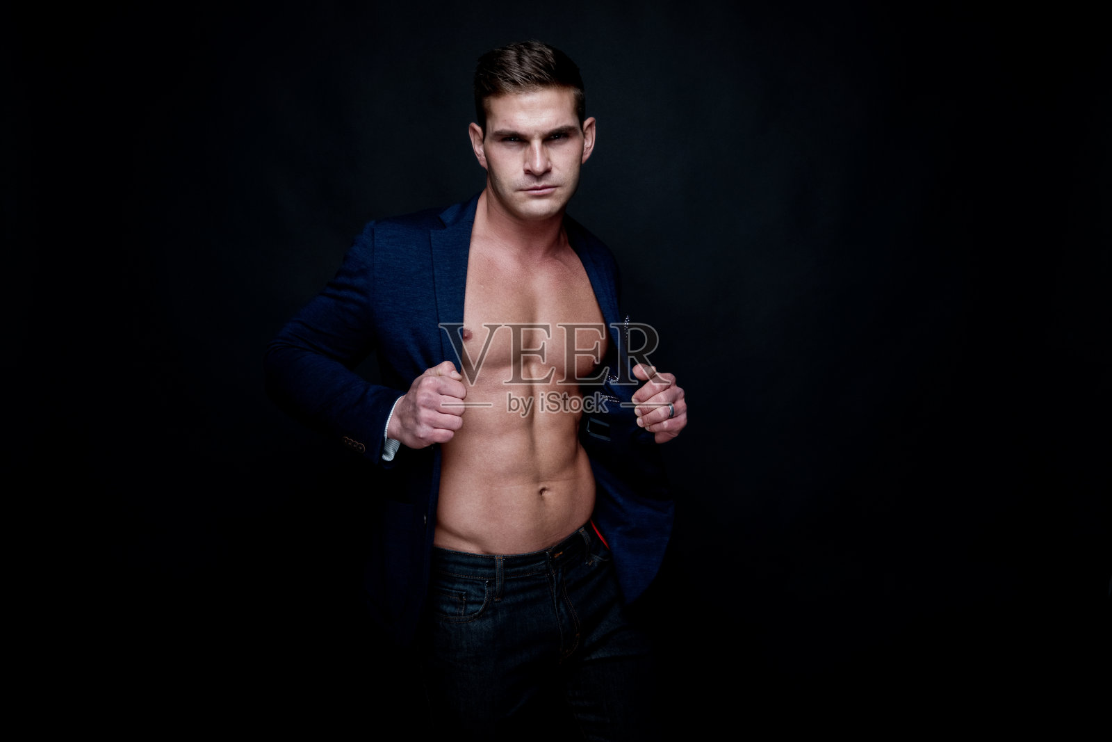 性感肌肉男子穿着衬衫解开照片摄影图片