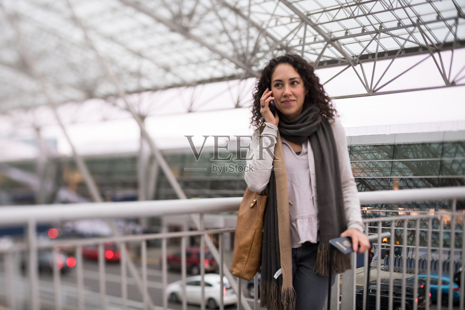 年轻女子在机场出差照片摄影图片