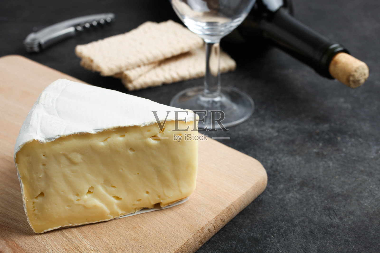 卡芒贝尔奶酪和一瓶葡萄酒照片摄影图片