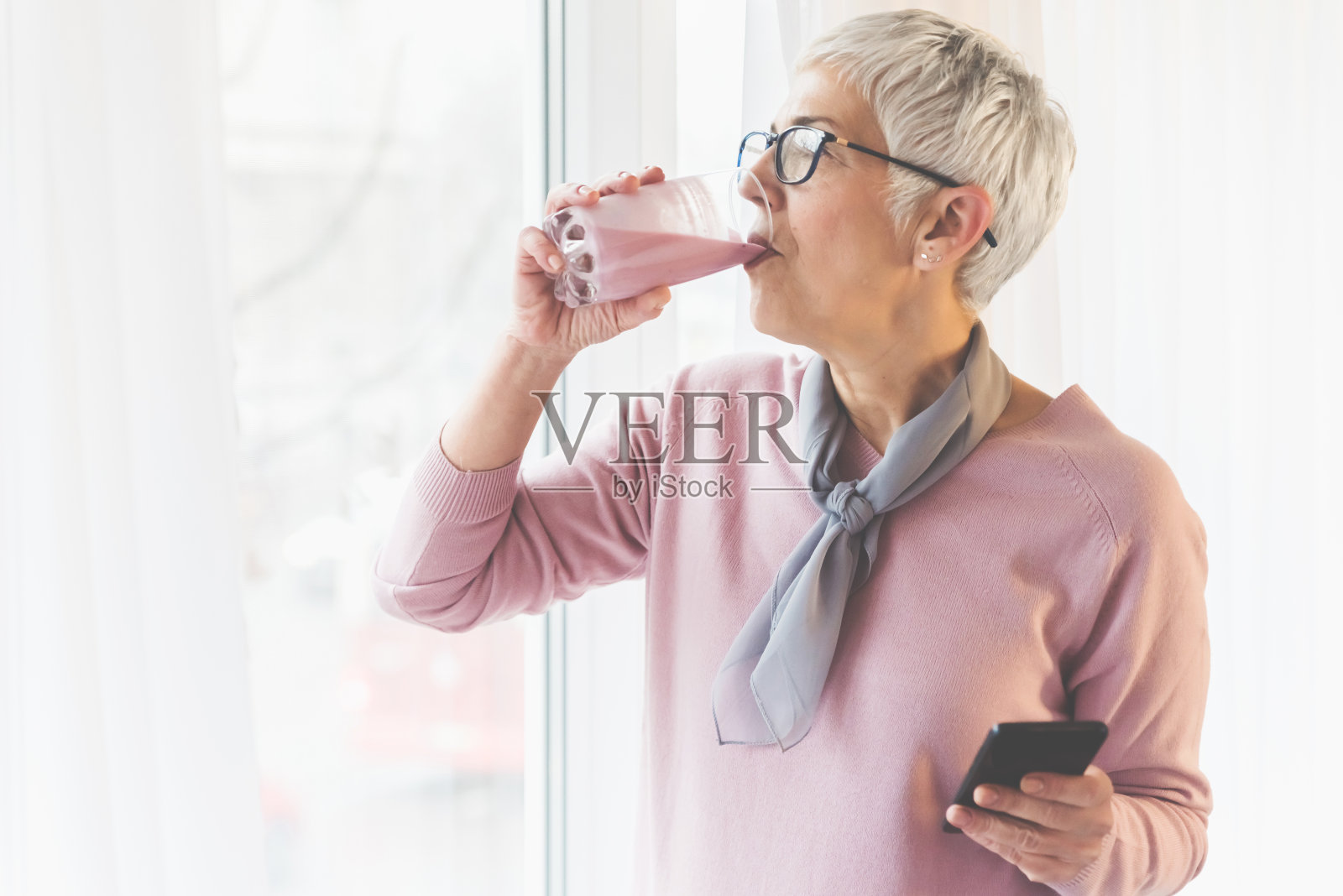 喝健康奶昔的女人照片摄影图片