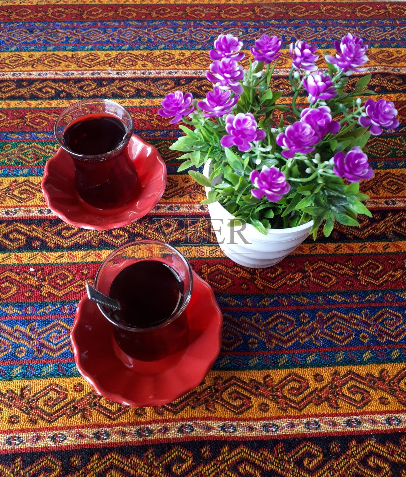 玻璃杯中的土耳其茶照片摄影图片