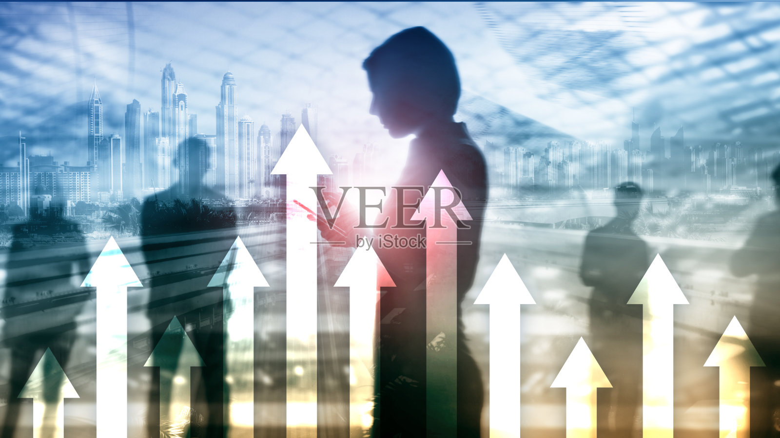 摩天大楼背景上的箭头图。投资和金融增长的概念。照片摄影图片