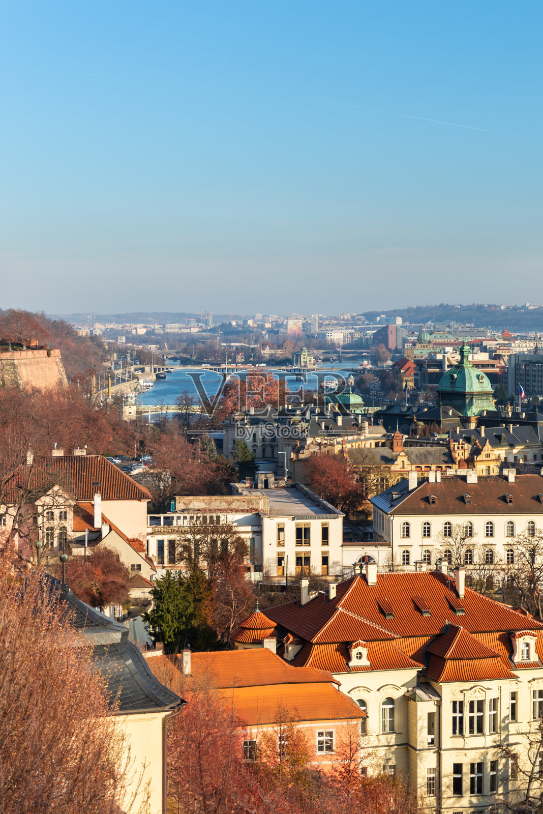 红色屋顶和历史建筑的布拉格全景照片摄影图片