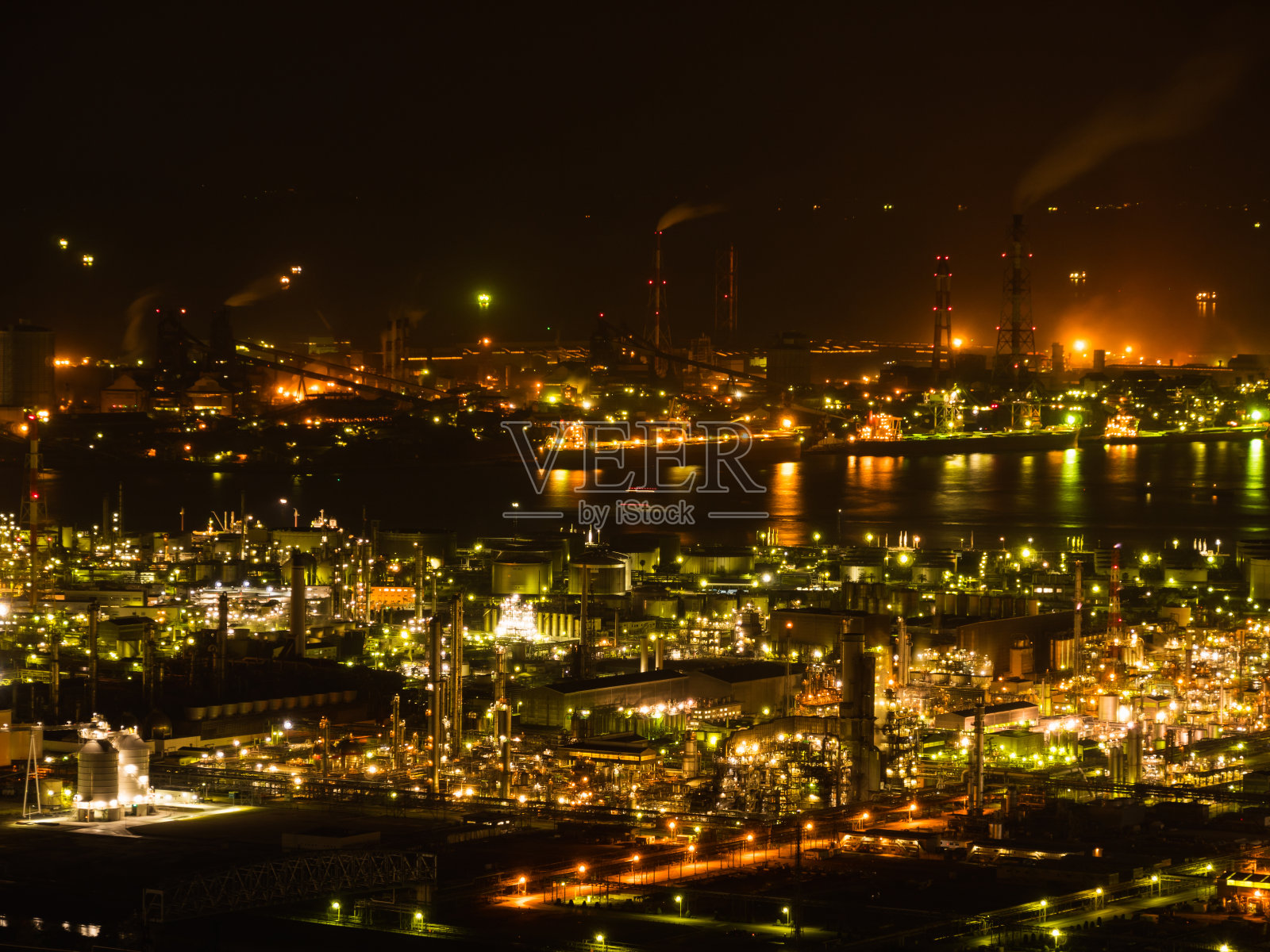 日本冈山县仓木市水岛地区的工业综合体。冈山县是面对濑户内海的县。照片摄影图片