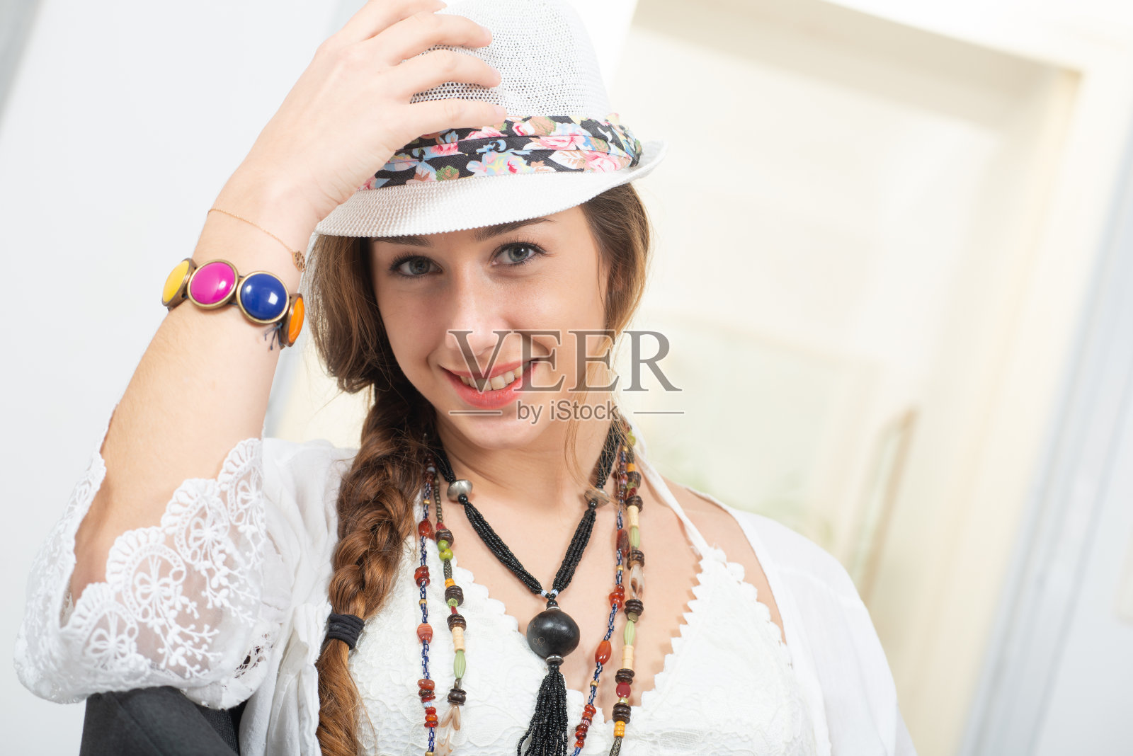 木桌上抱子甘蓝的特写照片摄影图片