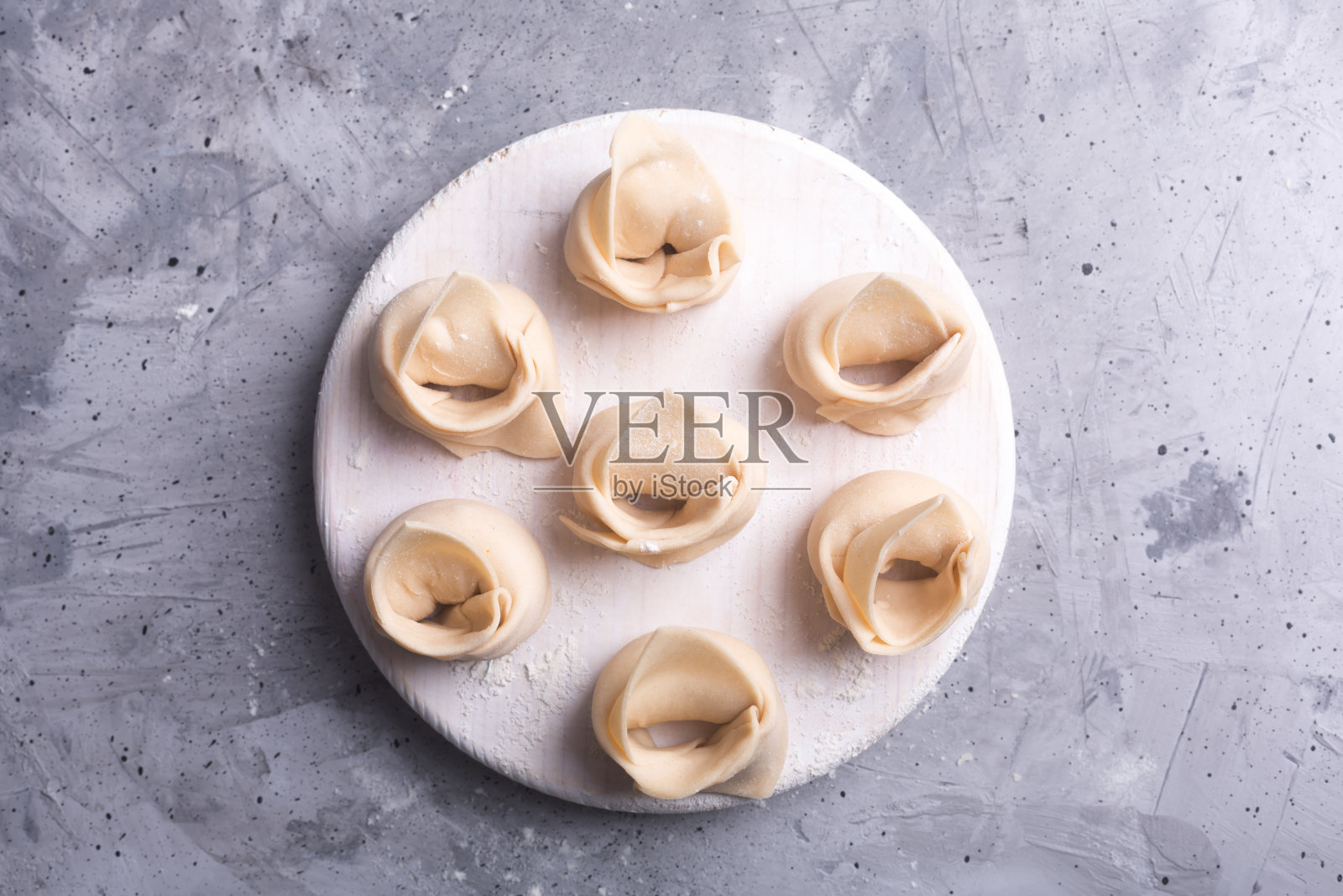 生馄饨，由生面团和馅料制成的中国菜照片摄影图片