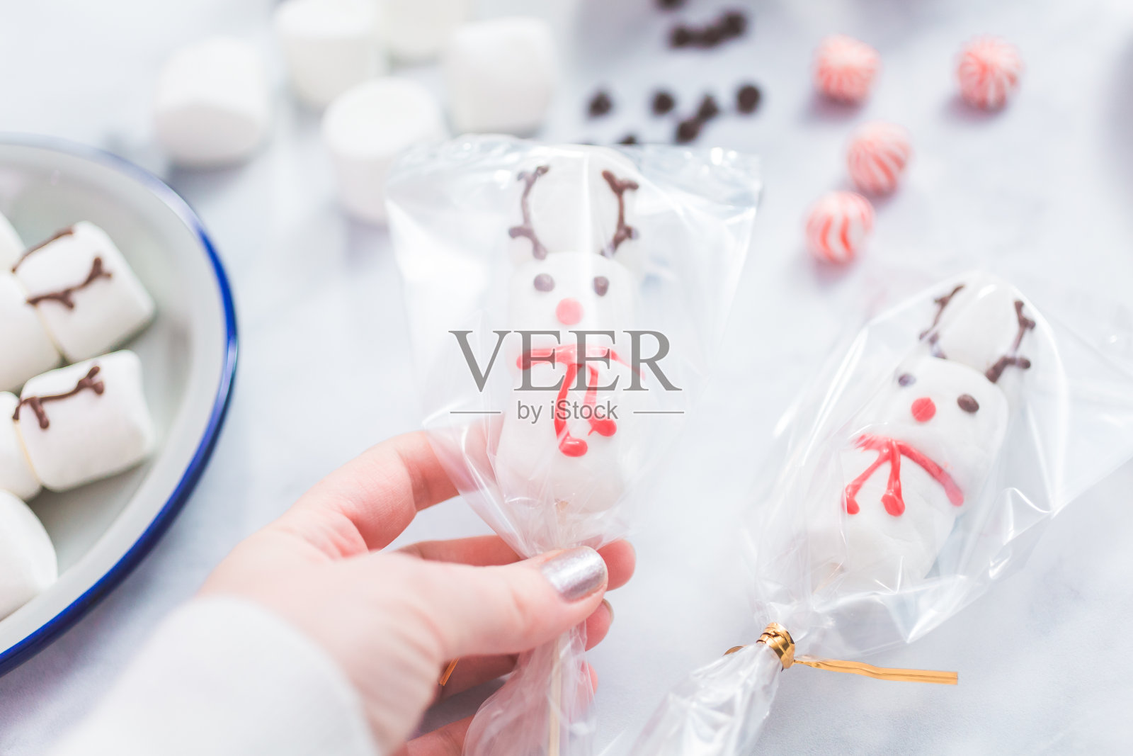 包装棉花糖雪人和驯鹿棒作为小食品礼物。照片摄影图片