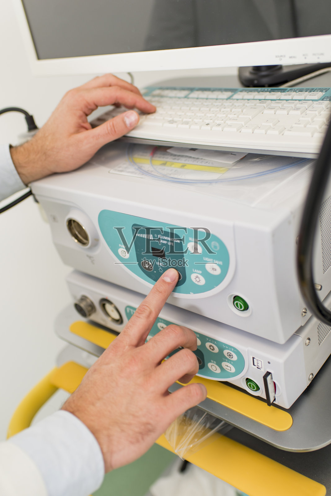 在医疗诊所使用内窥镜设备的医生照片摄影图片