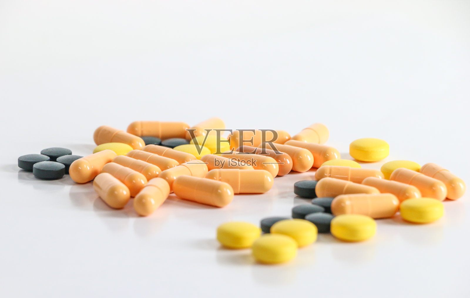 药物接近白色背景照片摄影图片