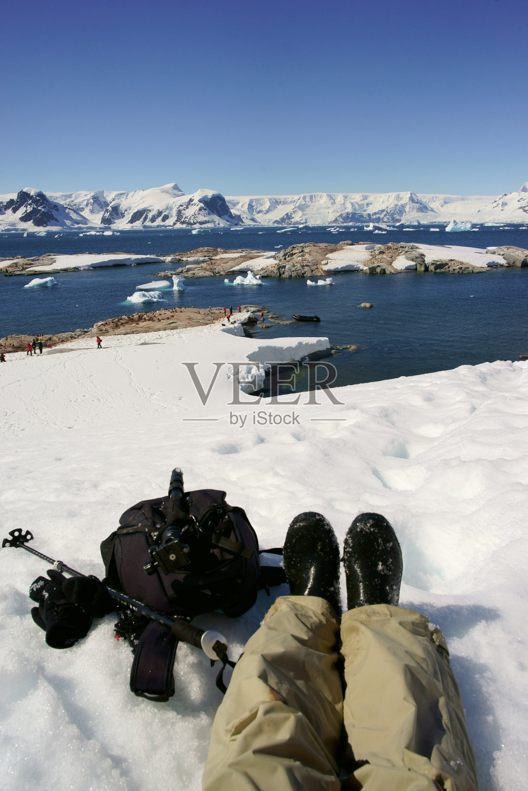 行走在彼得曼岛和冰山上，南极半岛，南极洲照片摄影图片