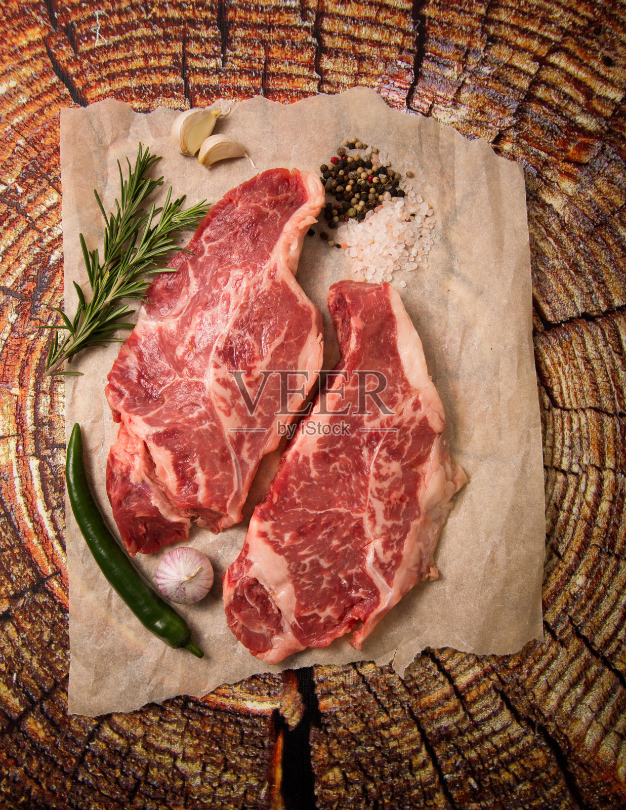 木板上的牛肉大理石。照片摄影图片