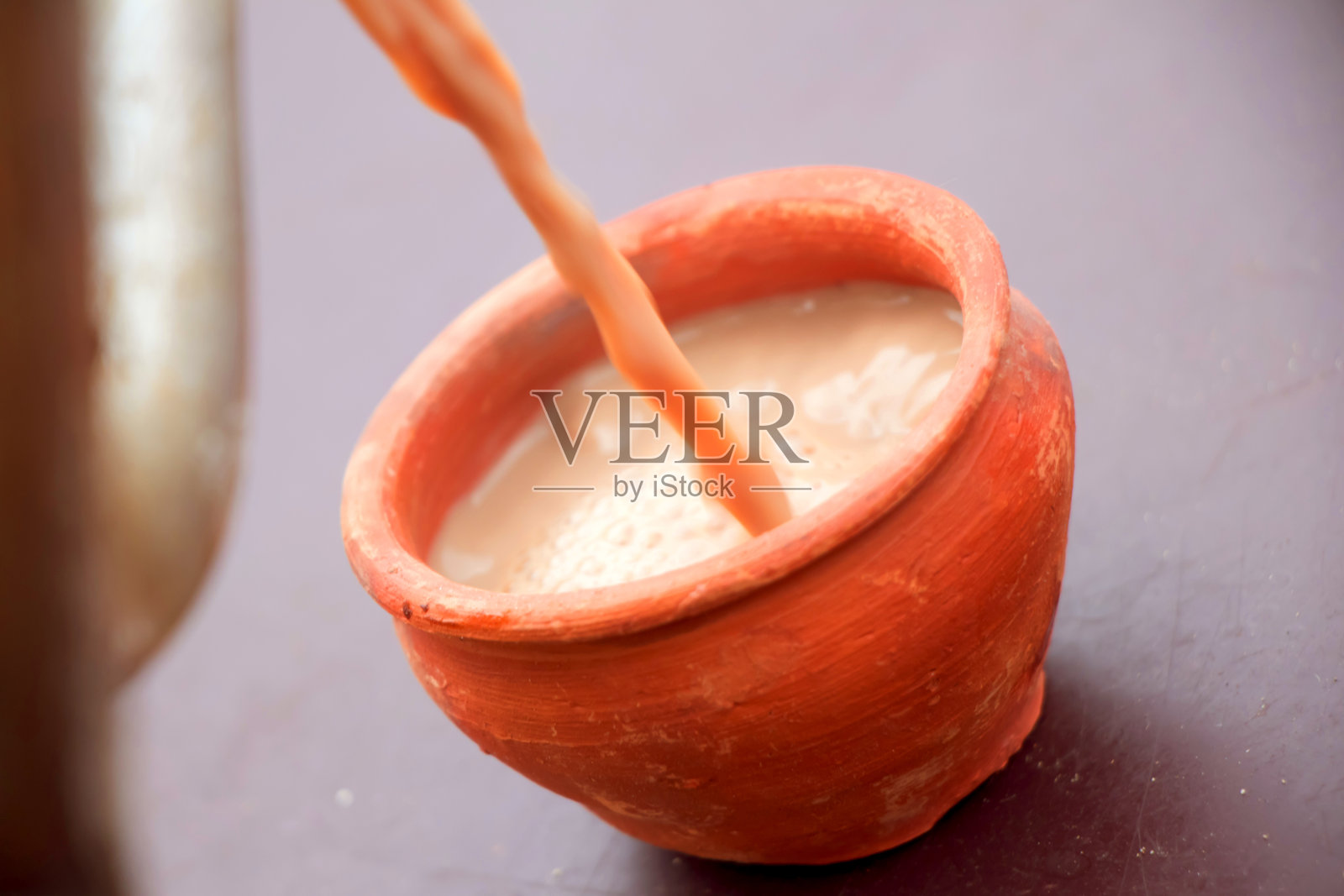 街边市场上的印度茶，用传统的粘土杯盛着照片摄影图片