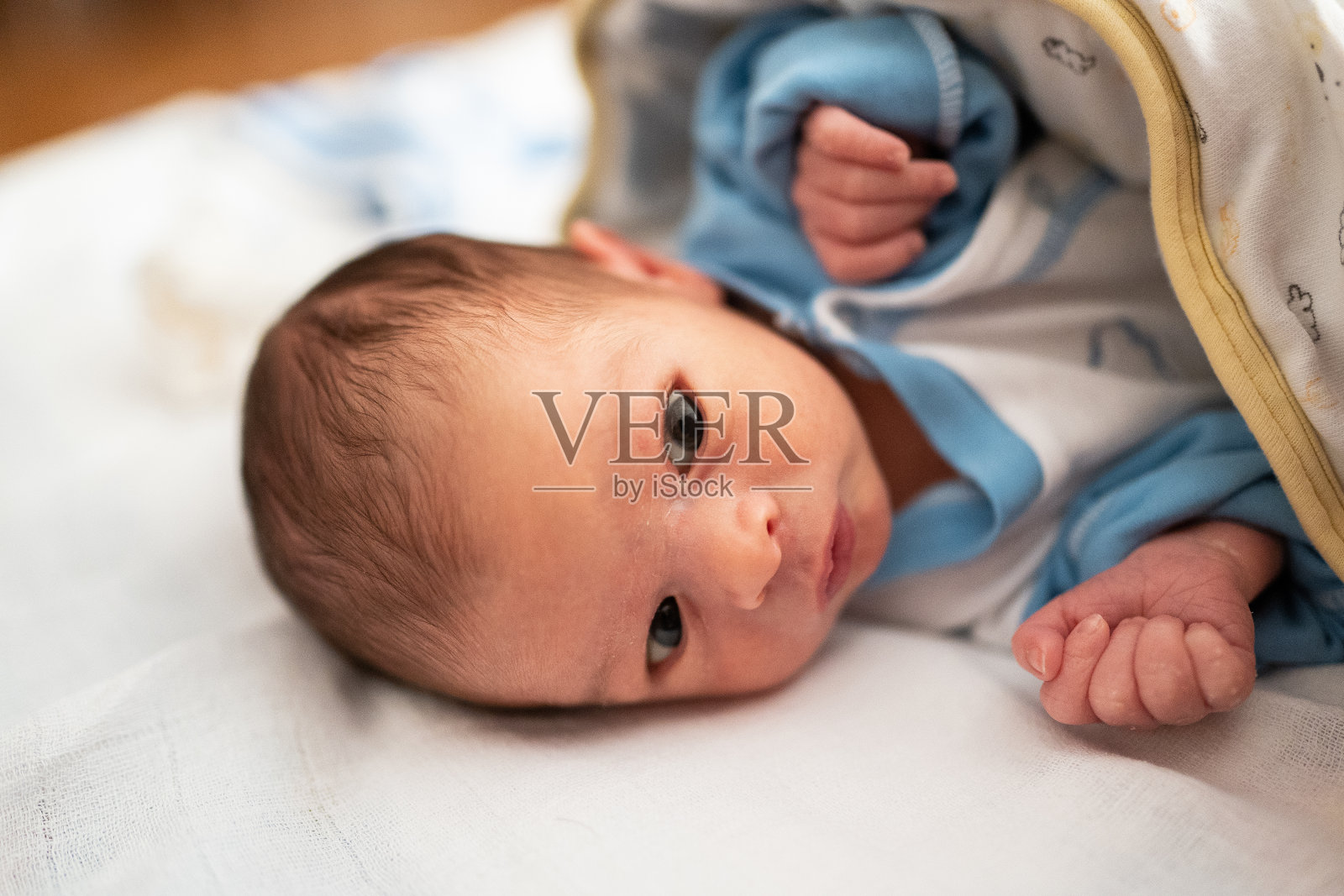 美丽的新生男婴照片摄影图片