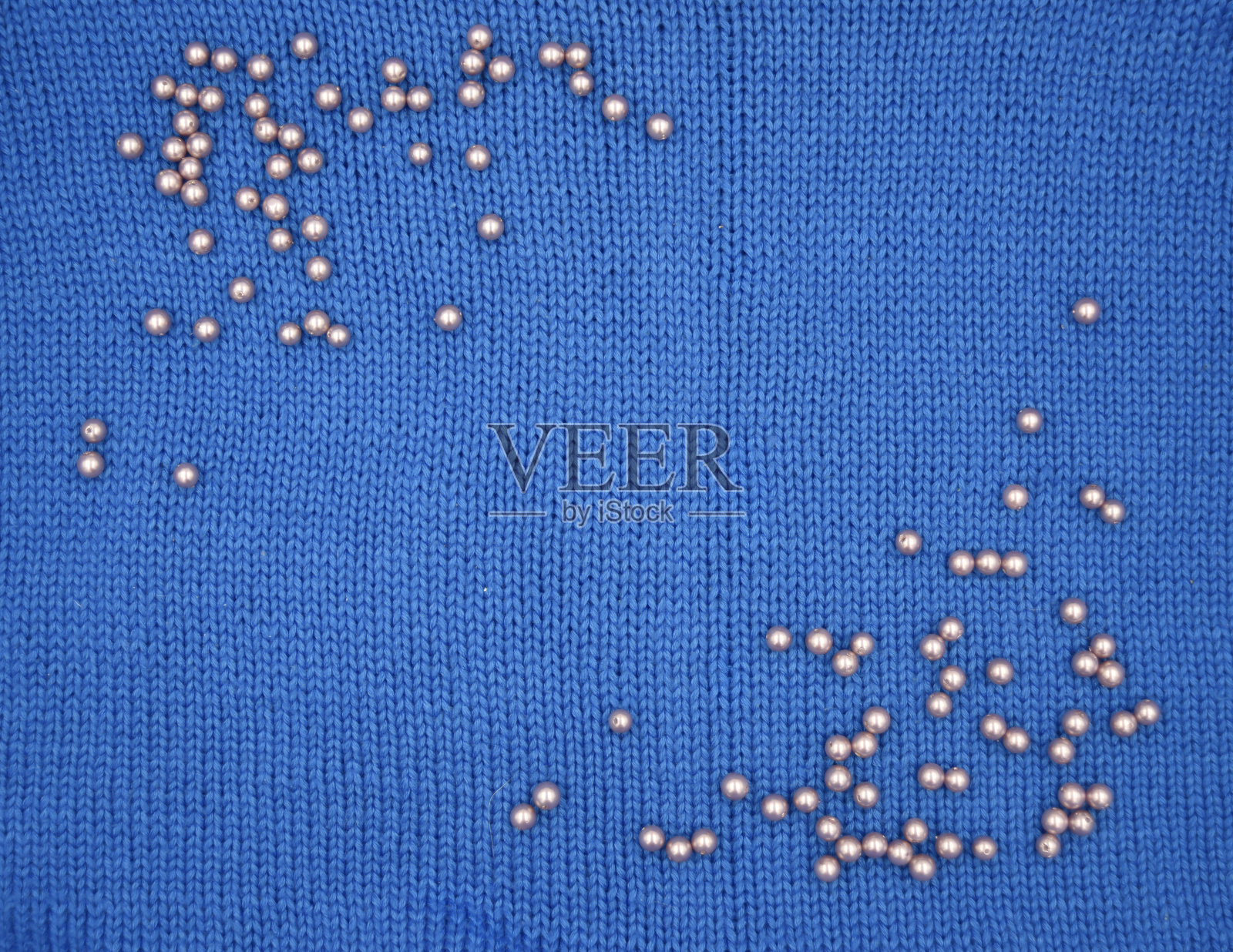 蓝色编织背景上的珍珠照片摄影图片