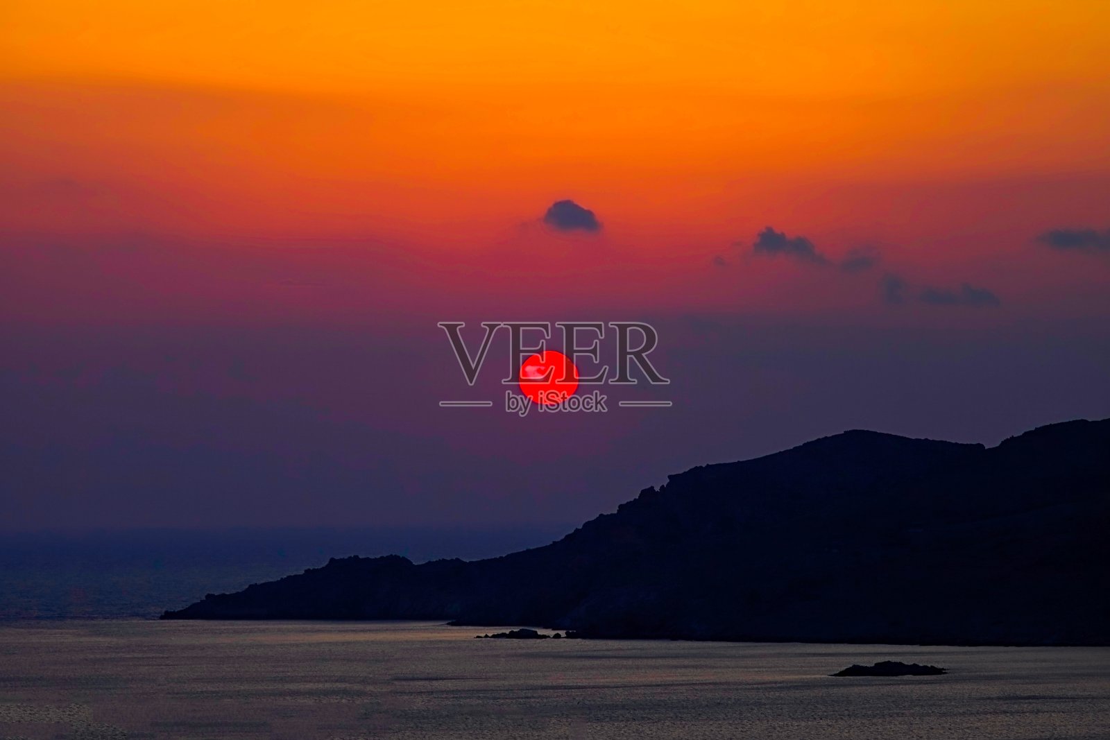 惊人的日落。照片摄影图片