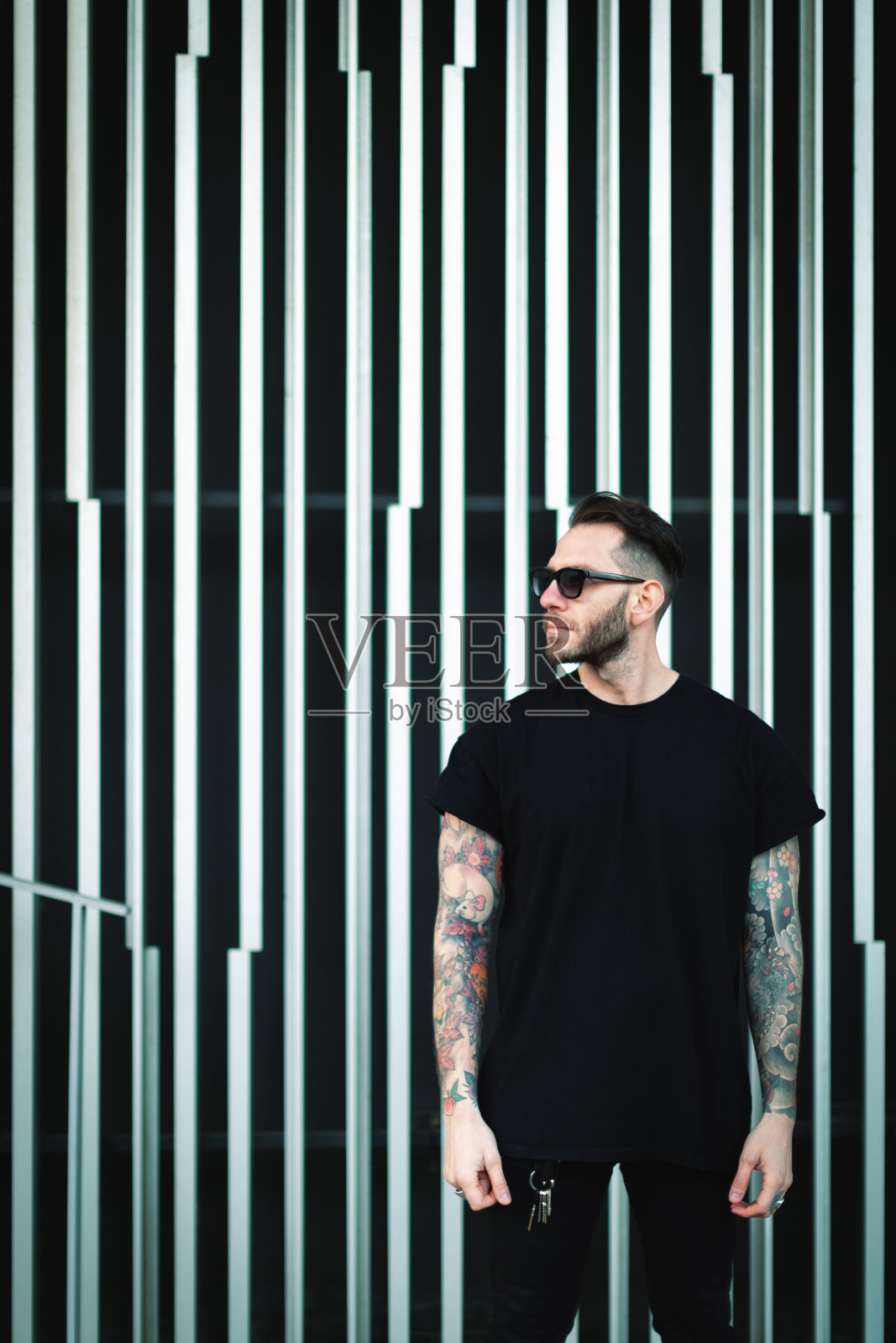 纹身的年轻人的肖像照片摄影图片