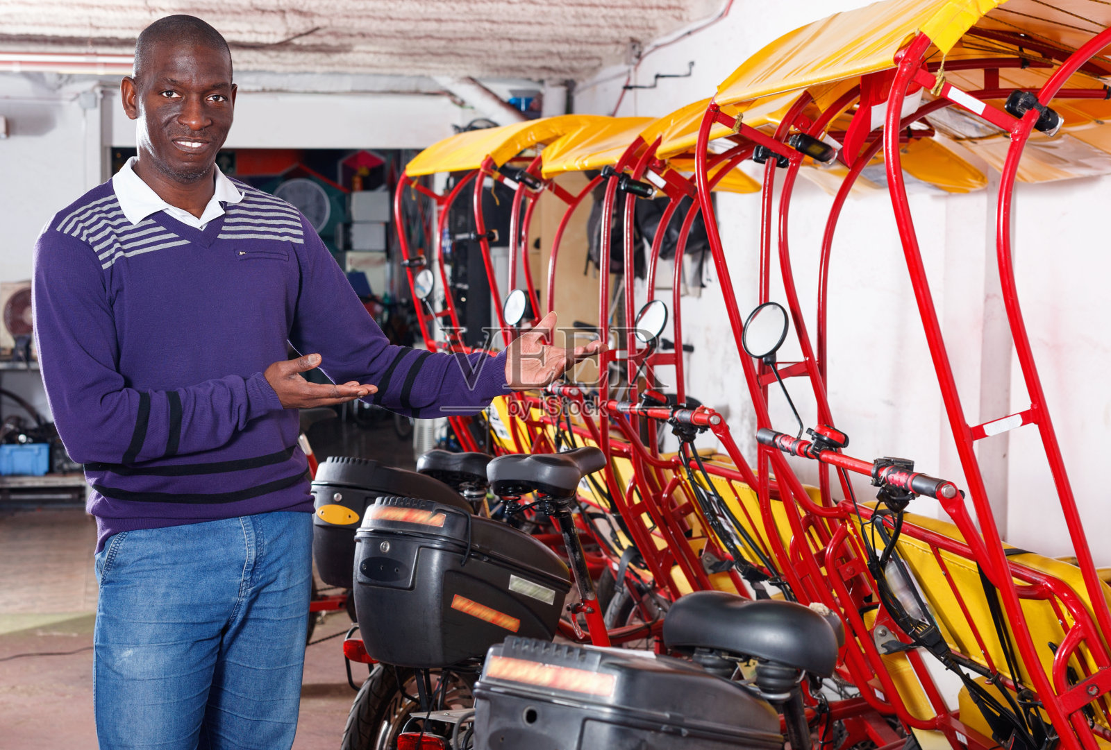 自信开朗的非洲裔美国人建议用人力车旅行照片摄影图片
