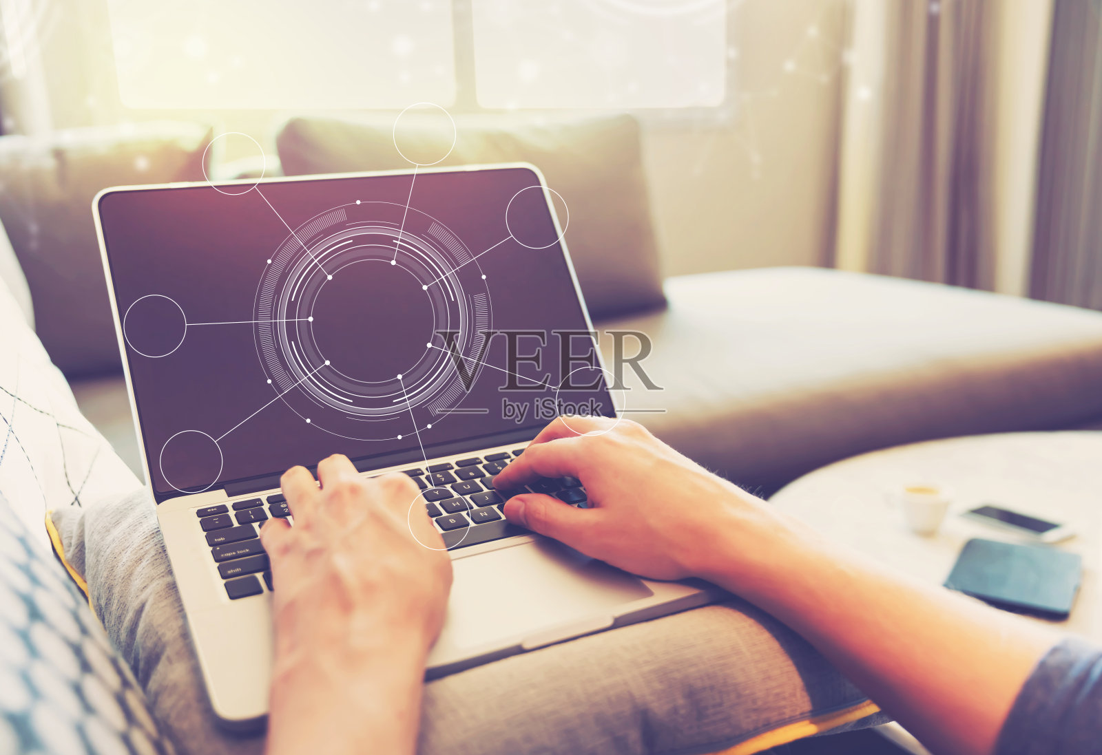 有使用笔记本电脑的人的技术圈照片摄影图片