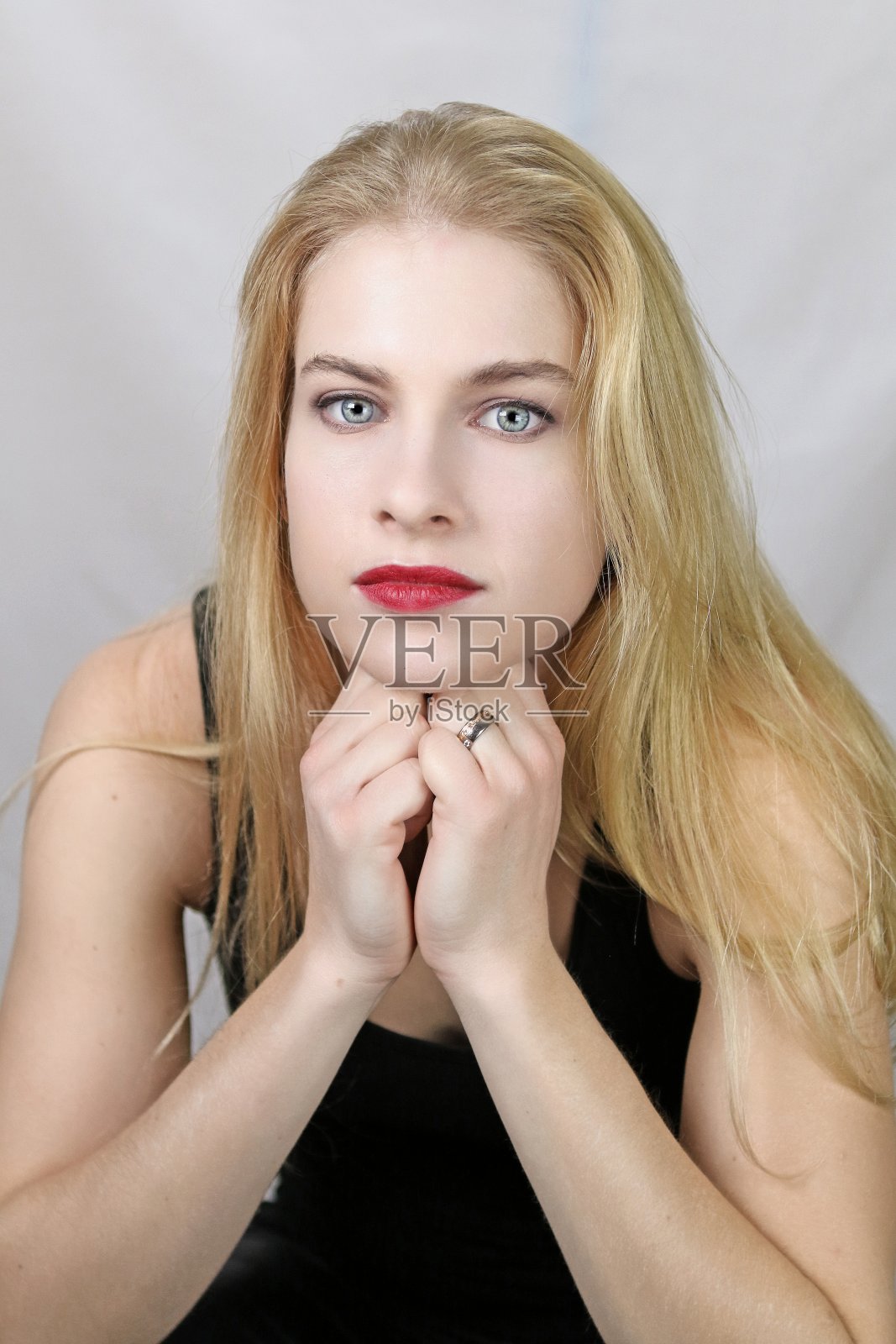 坐在那里照片摄影图片