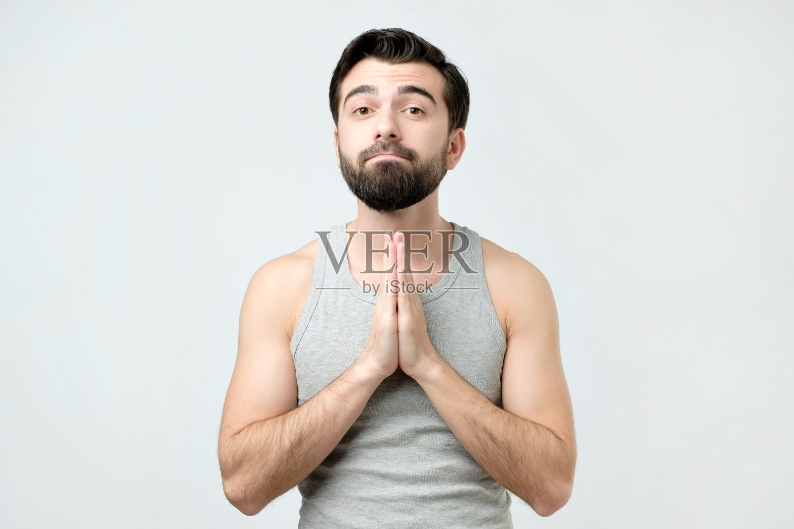 绝望的年轻人双手合十，请求帮助。照片摄影图片