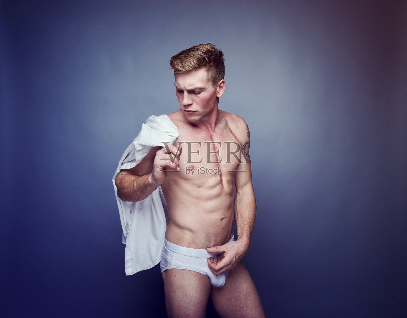 穿着白衬衫和内衣的帅哥照片摄影图片