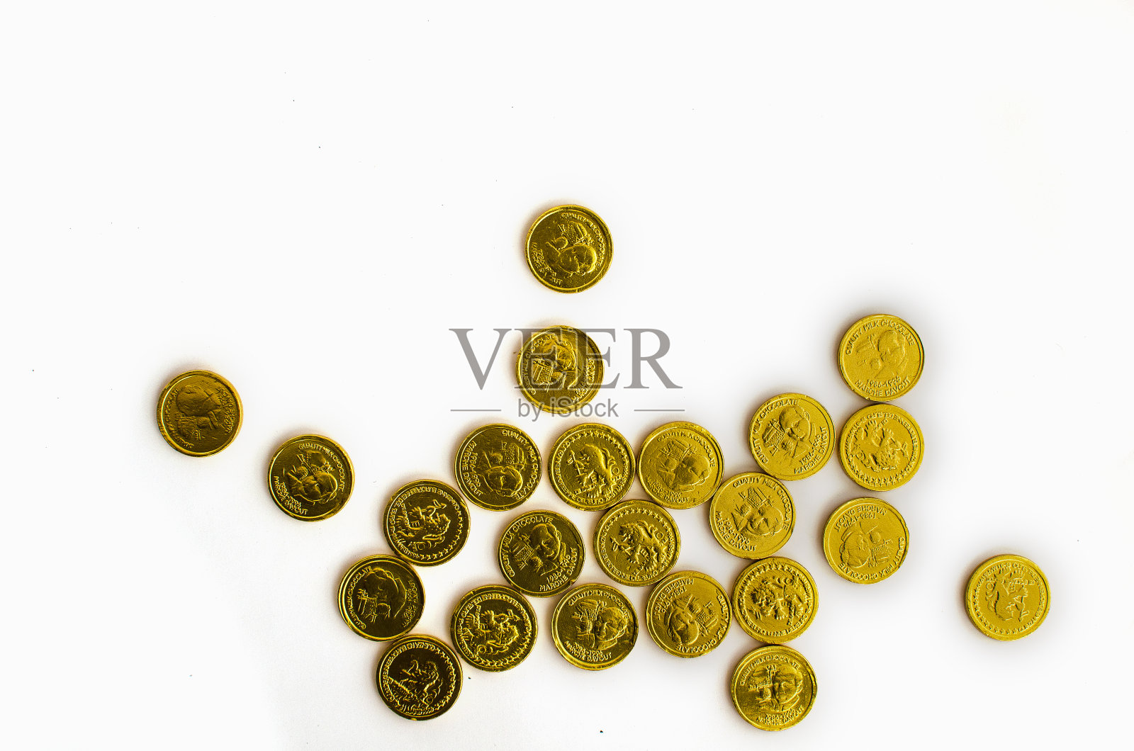 白色背景上的巧克力金币照片摄影图片