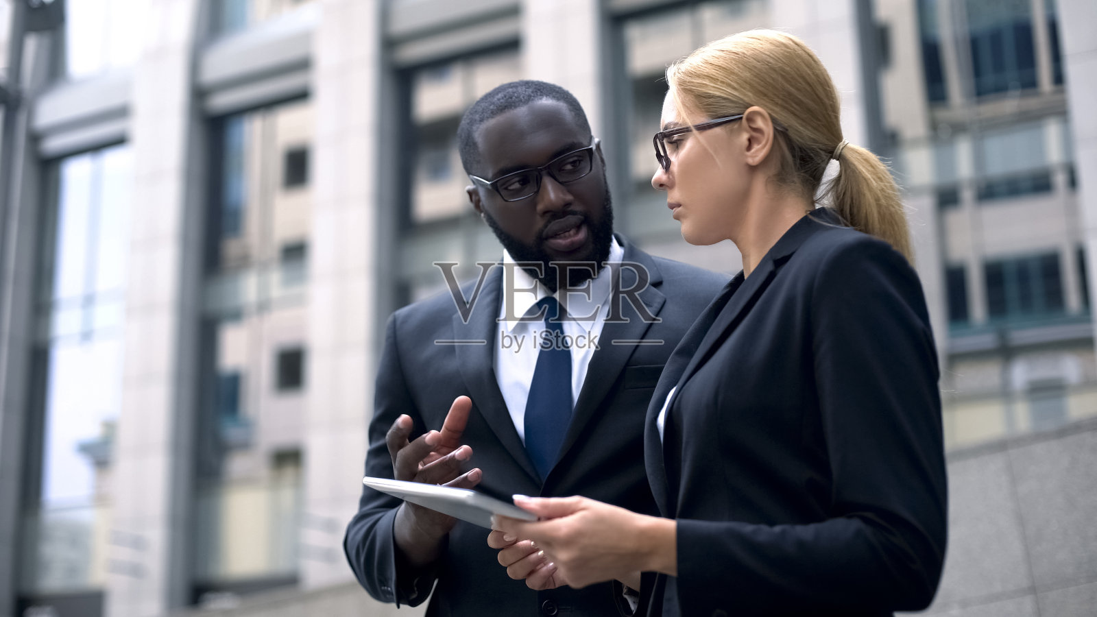 客户与高管讨论平板电脑项目细节，商业计划照片摄影图片