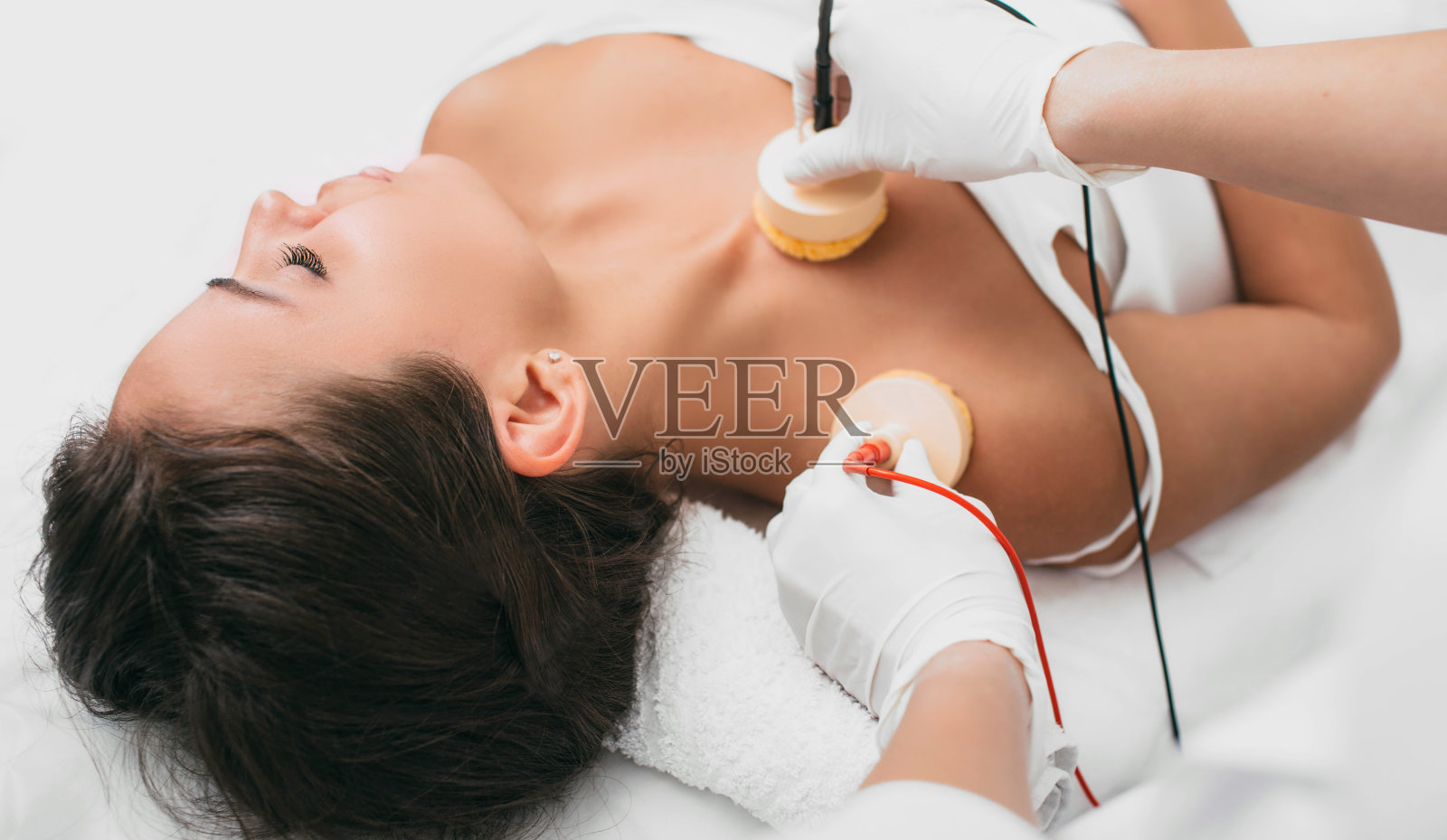美丽的女人接受身体微电流程序提颈部皮肤照片摄影图片