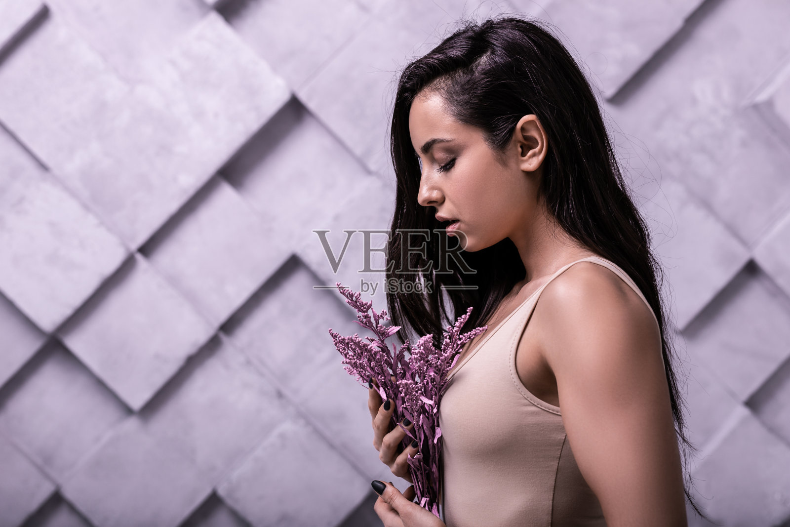 档案工作室照片的长发黑发女孩抱着丁香花照片摄影图片