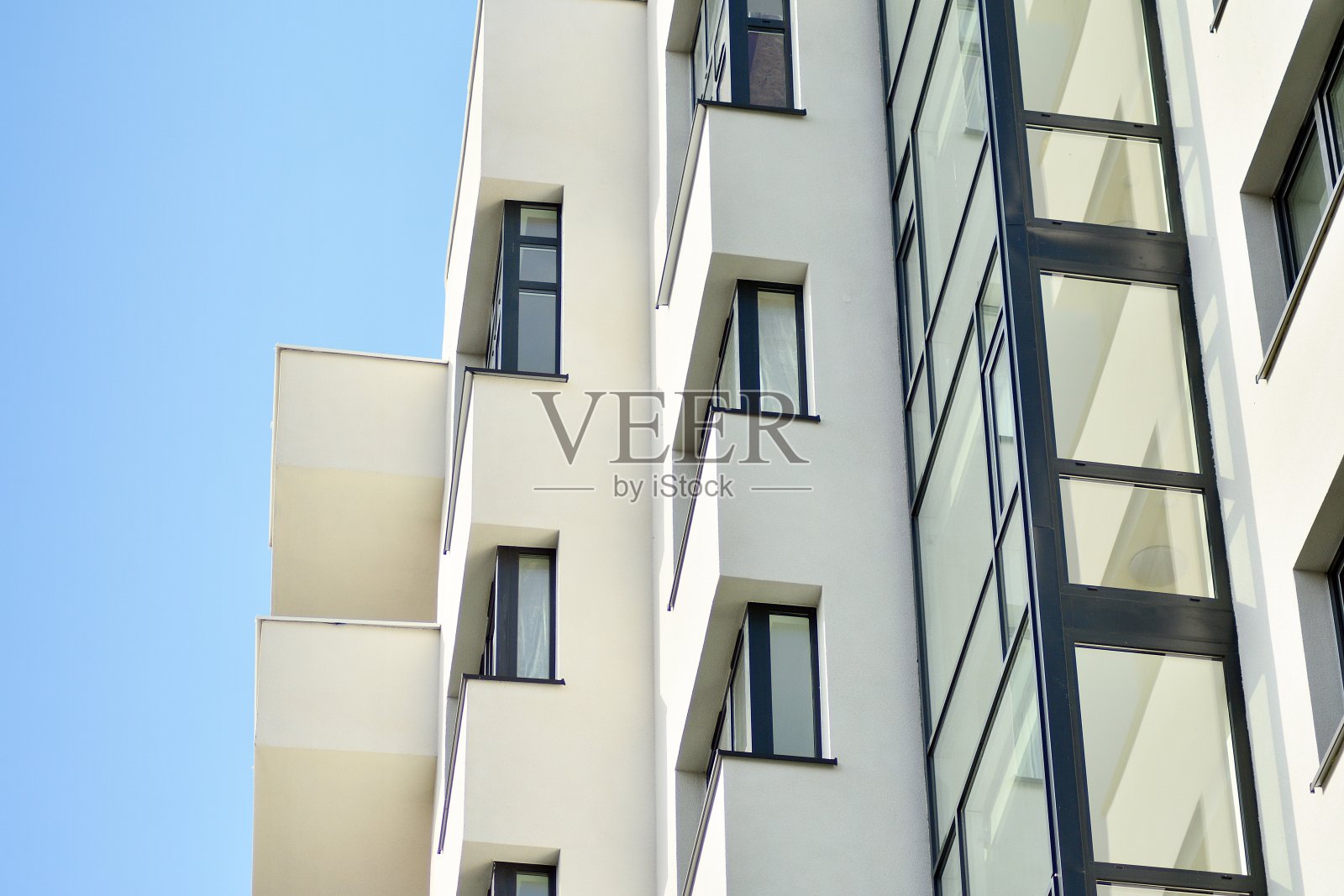 在蓝天上有阳台的现代白色建筑照片摄影图片