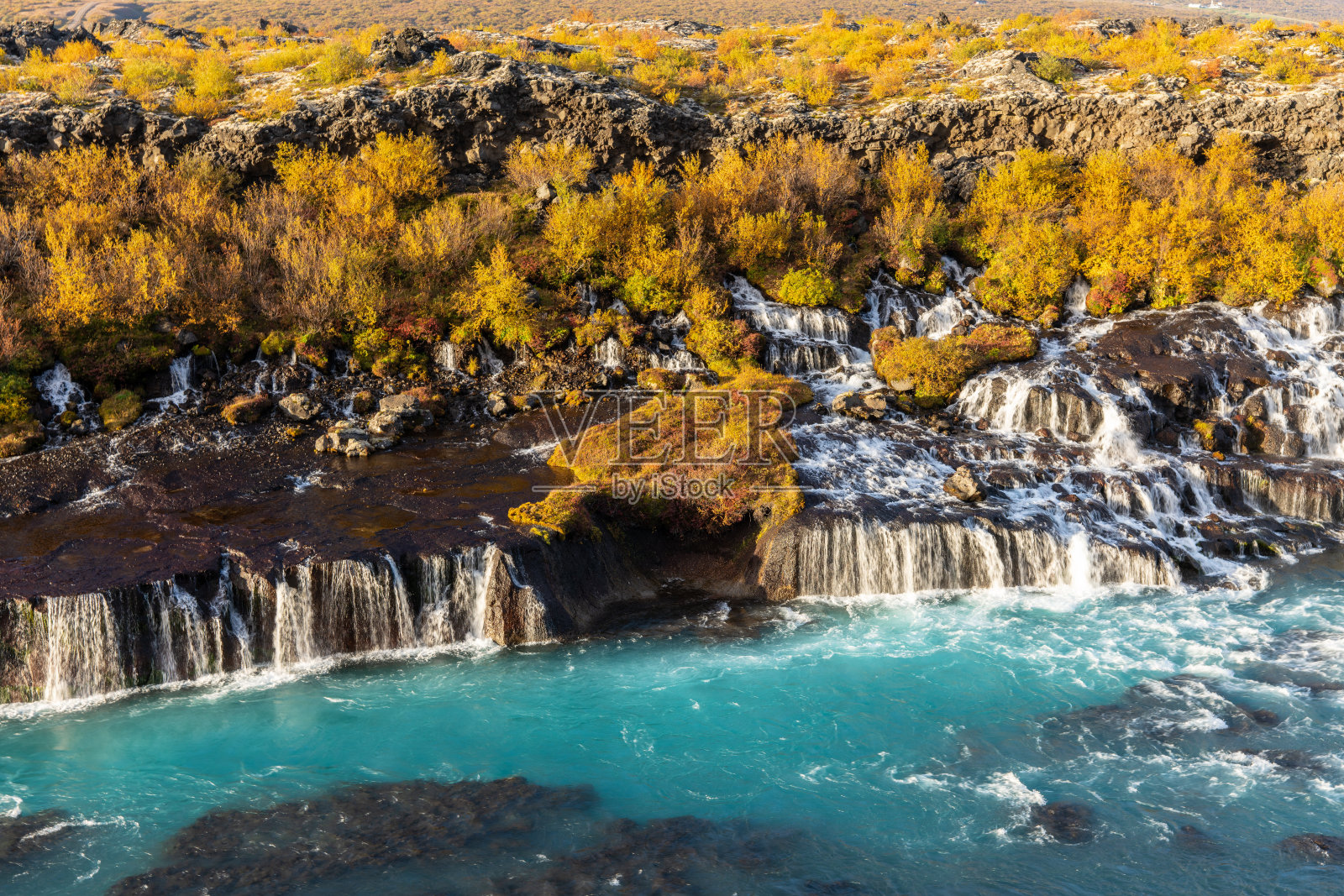 秋天的冰岛Hraunfossar瀑布照片摄影图片