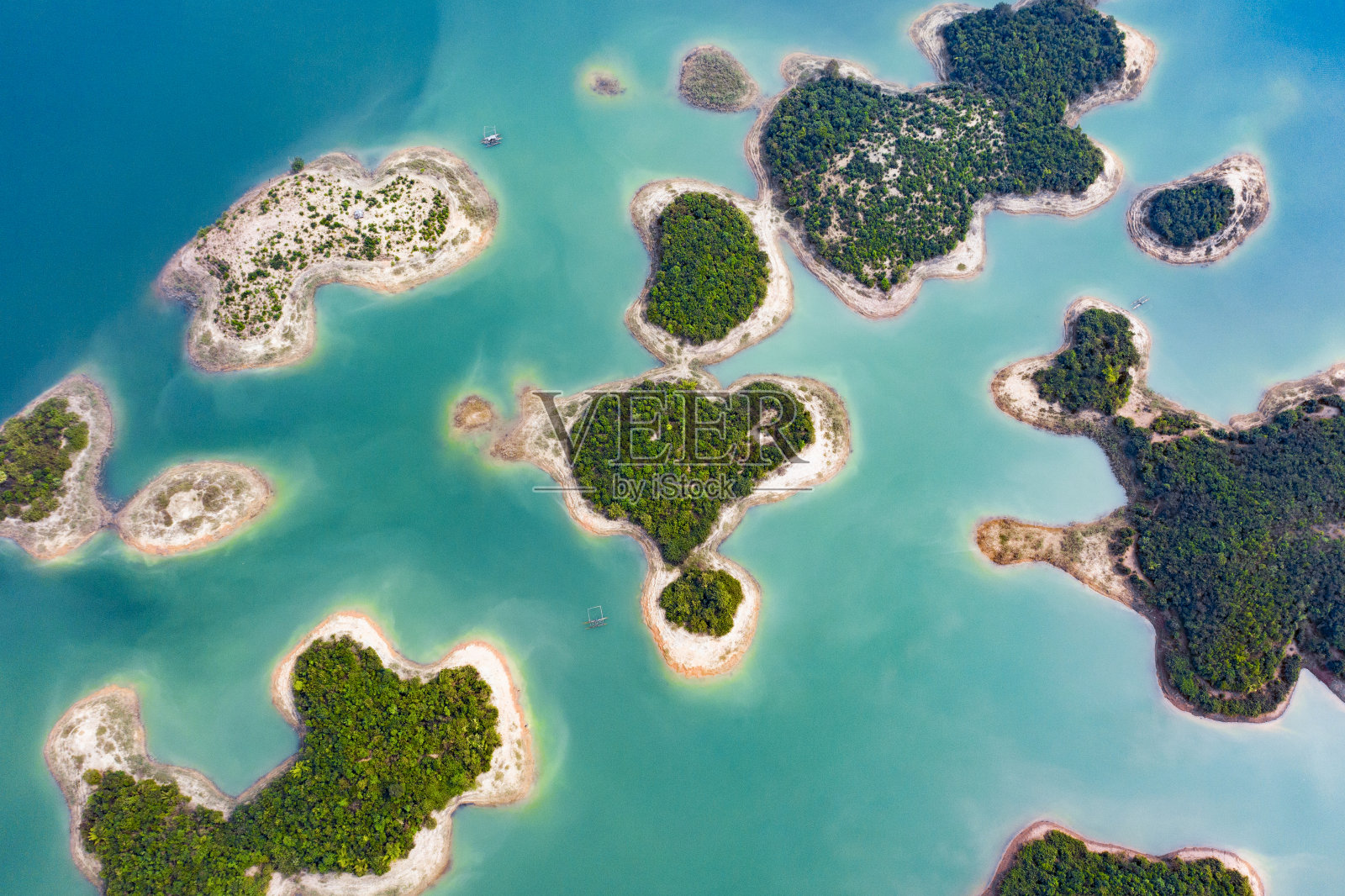 这是一个令人惊叹的心形岛屿的鸟瞰图，位于老挝北部Thalat的Nam Ngum水库的一组其他岛屿中间。照片摄影图片