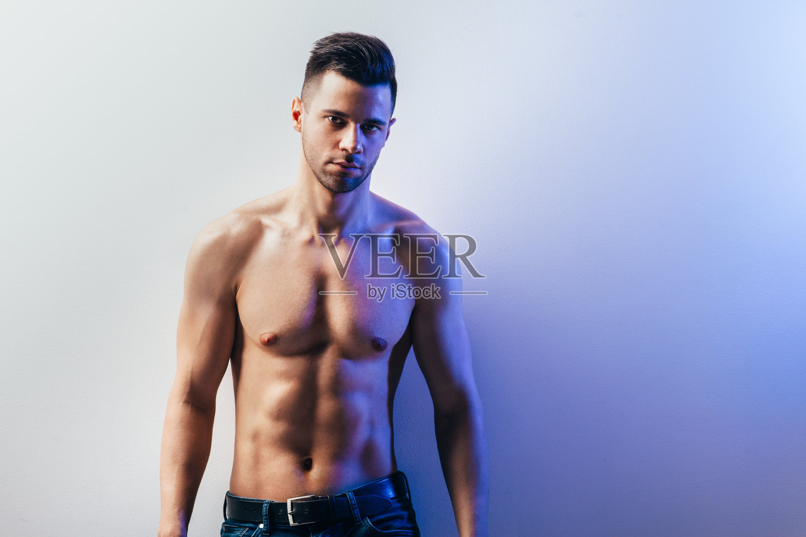 性感肌肉裸男与副本空间照片摄影图片