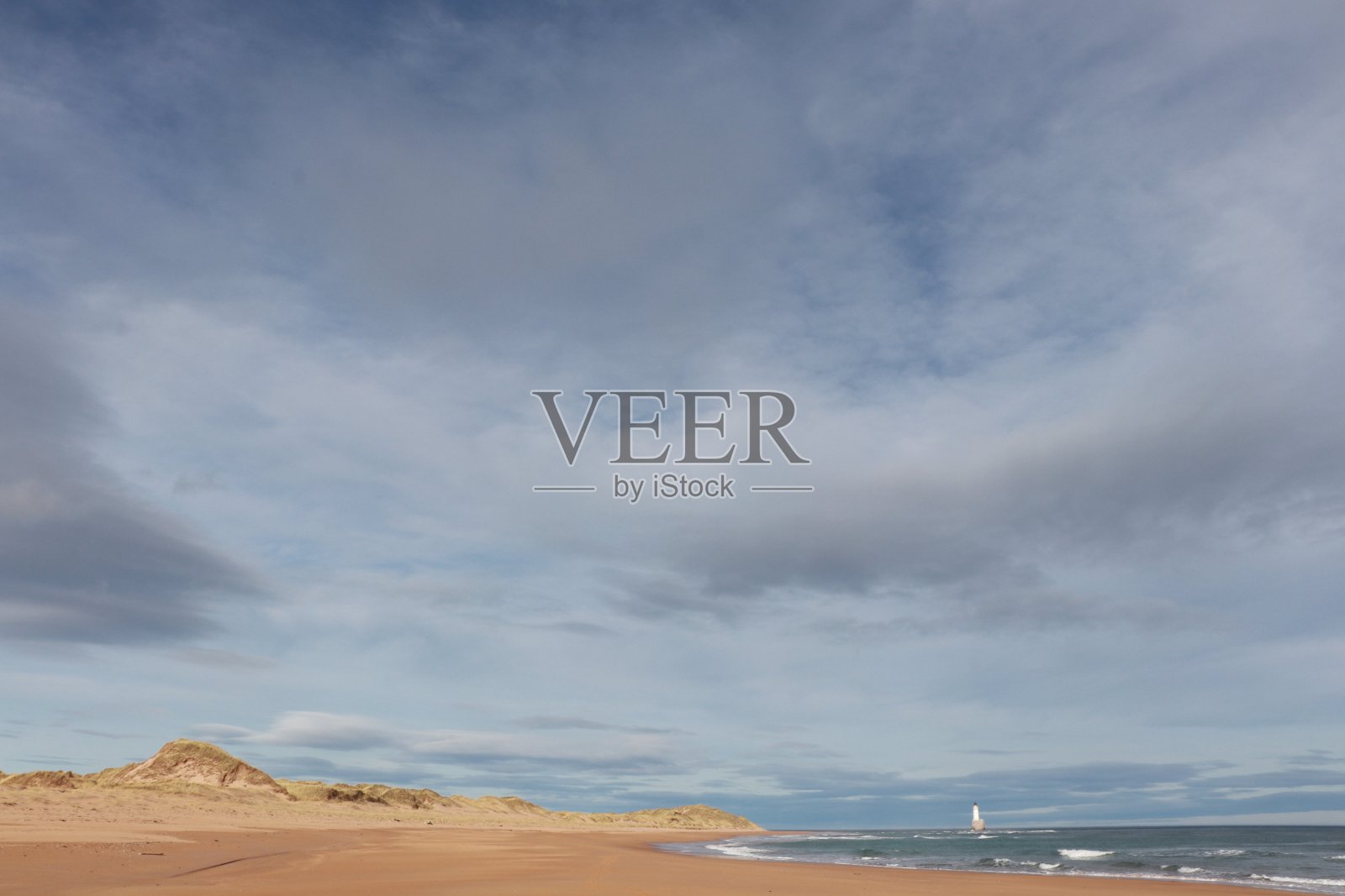 多云的天空，海滩，大海和灯塔照片摄影图片