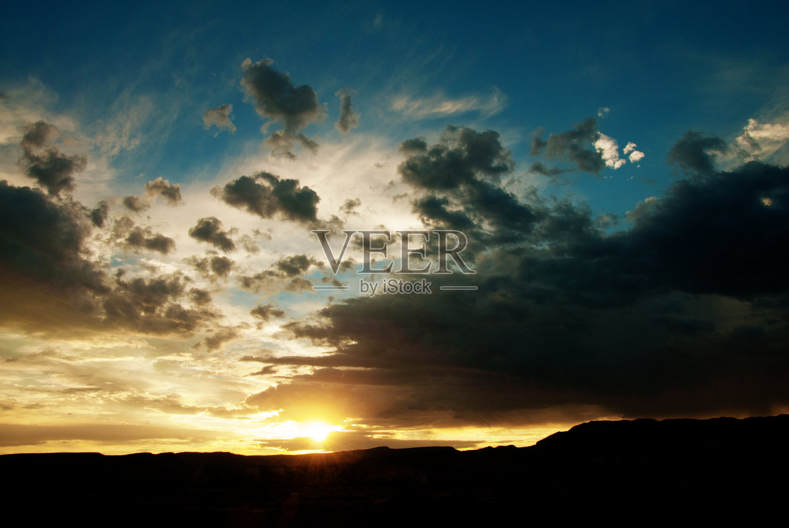 黑暗狂暴的风暴，不祥的云照片摄影图片