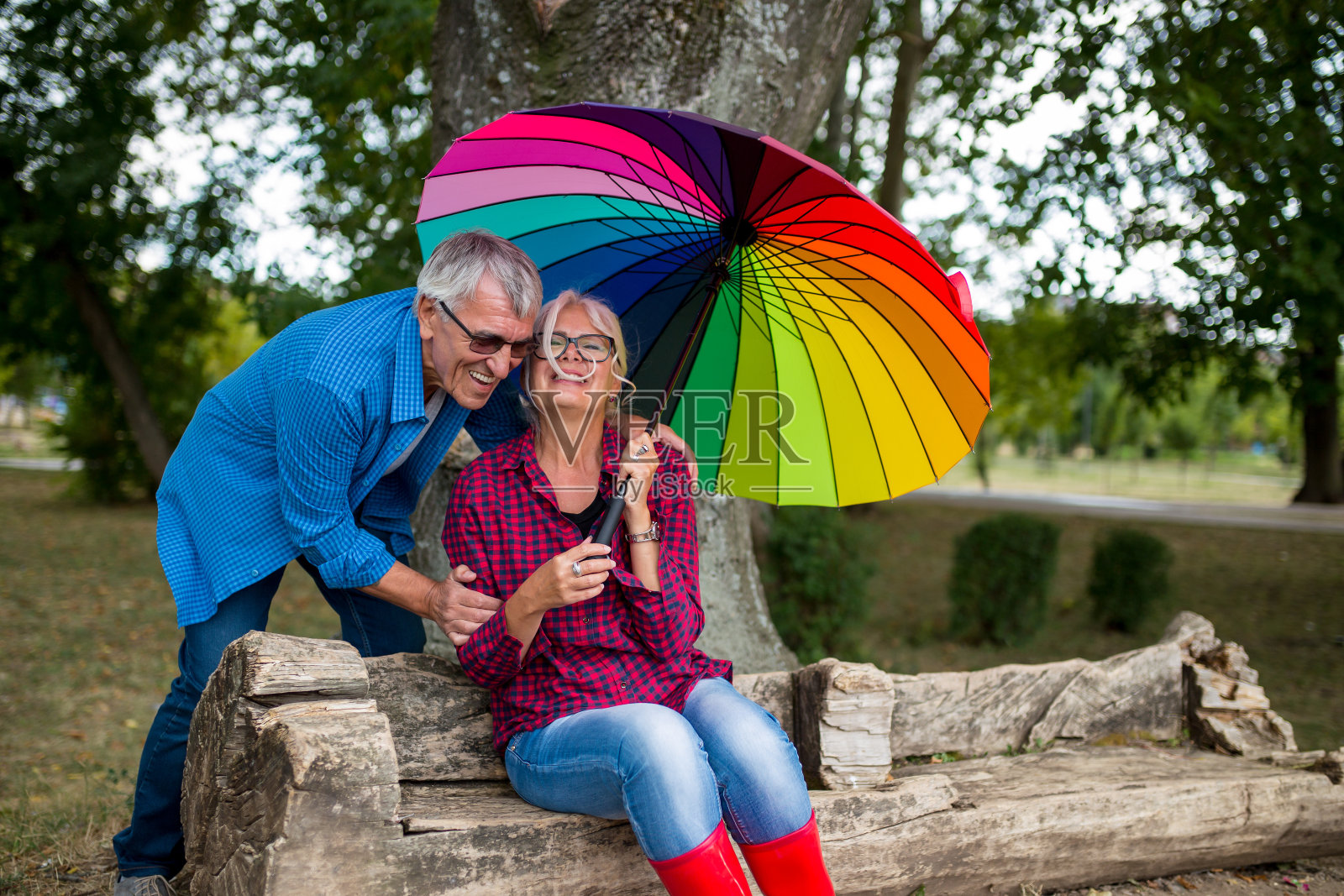 雨中打着伞的老夫妇照片摄影图片