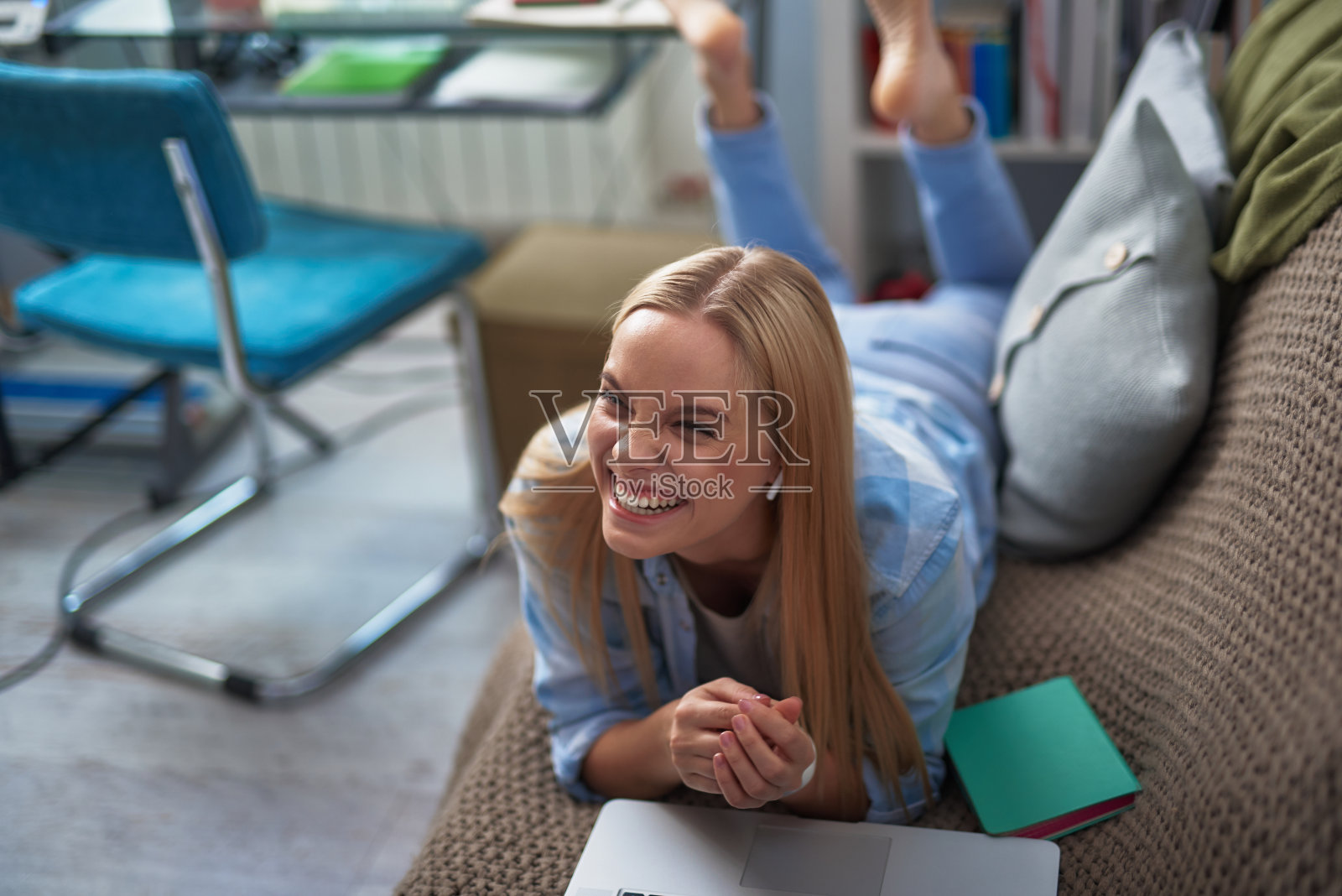 愉快的金发女孩在家里休息的时候玩得很开心照片摄影图片