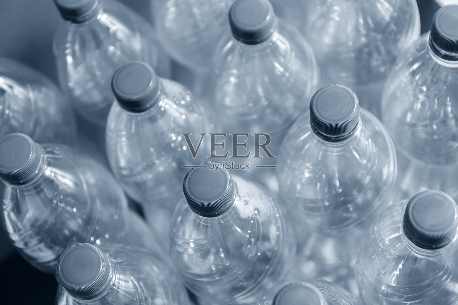 一组水塑料瓶的单色抽象照片摄影图片