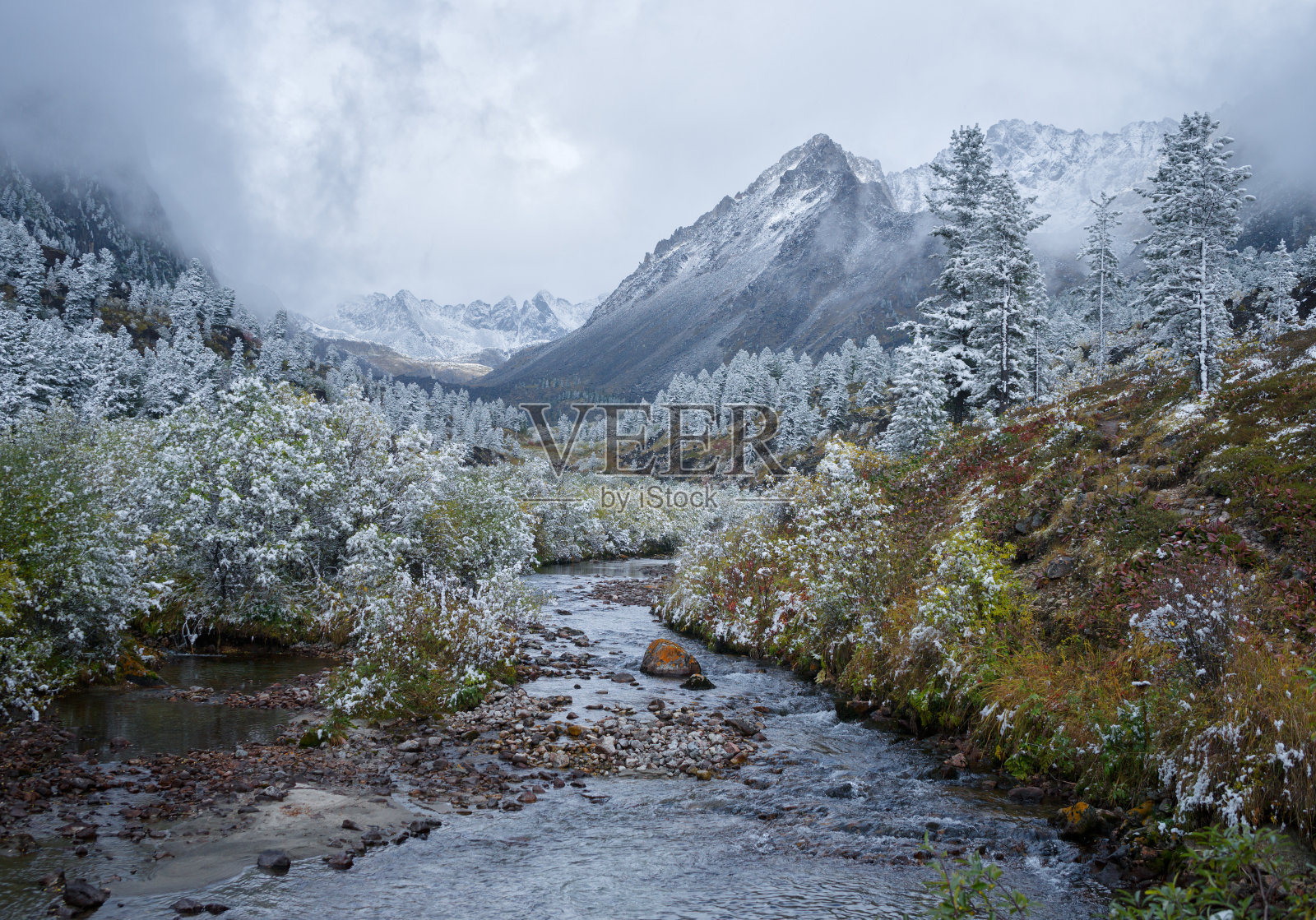 秋天在尊汉达盖河上游照片摄影图片