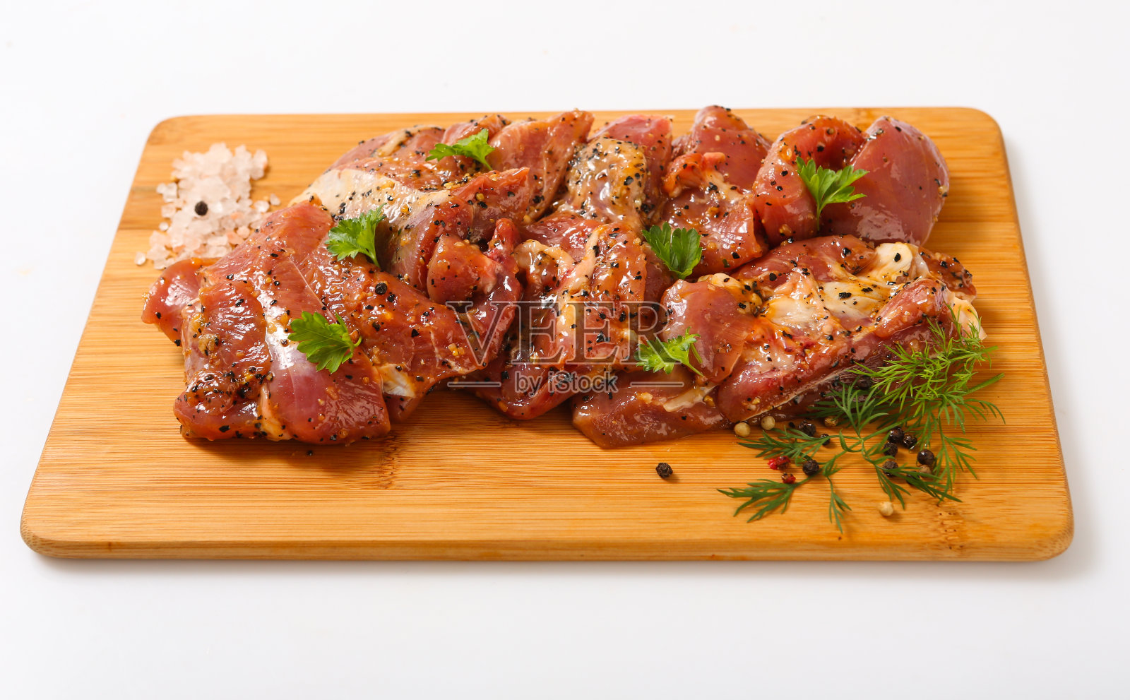 在腌料中烧烤的猪肋排肉。照片摄影图片